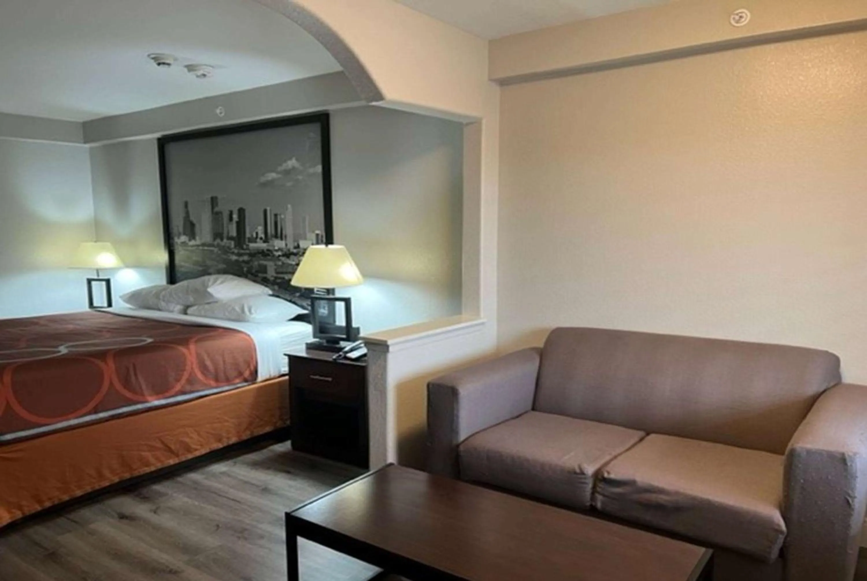 Photo of the whole room, Bed in Super 8 by Wyndham Mont Belvieu - Baytown East