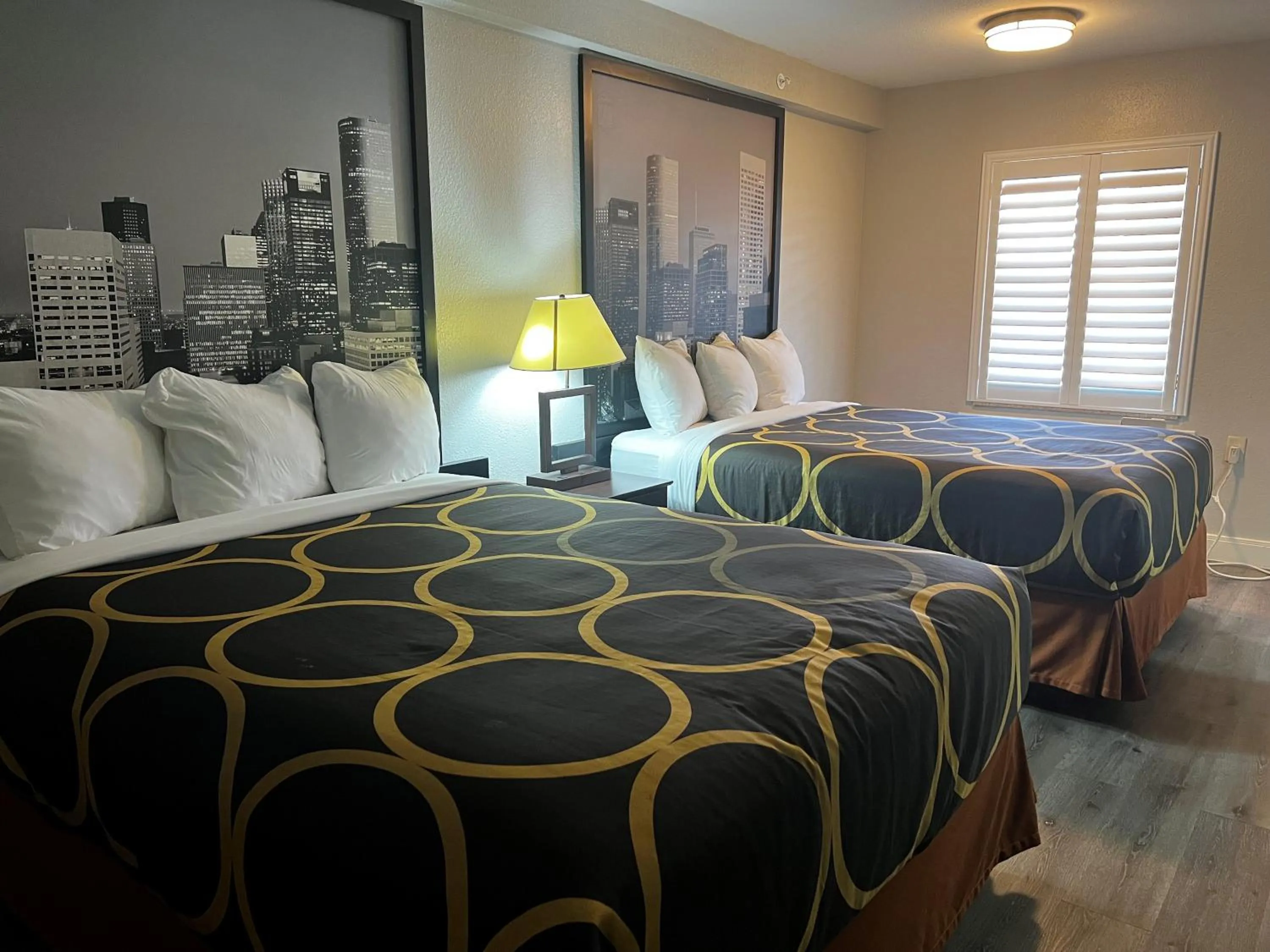 Bed in Super 8 by Wyndham Mont Belvieu - Baytown East