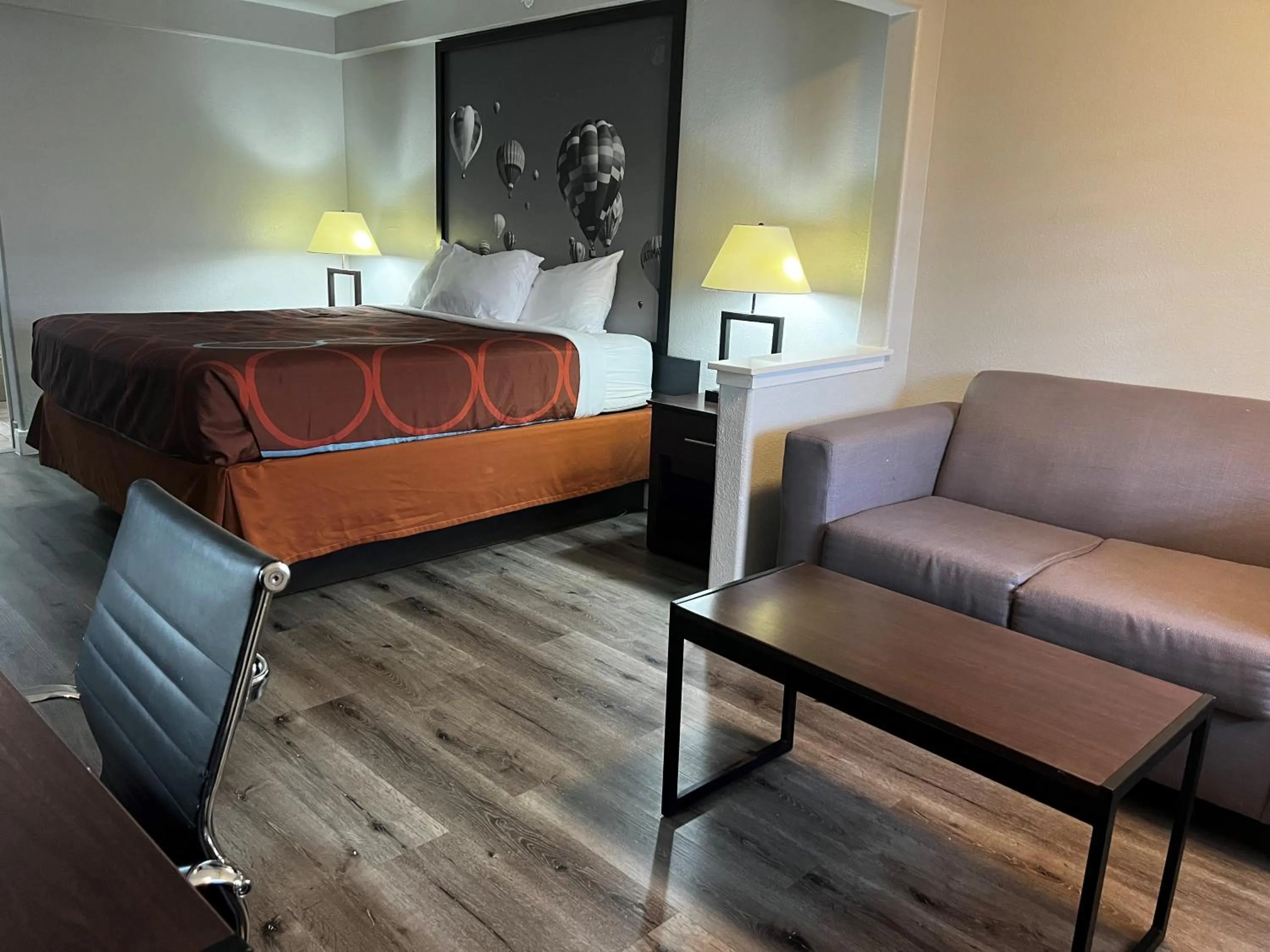 Photo of the whole room, Bed in Super 8 by Wyndham Mont Belvieu - Baytown East