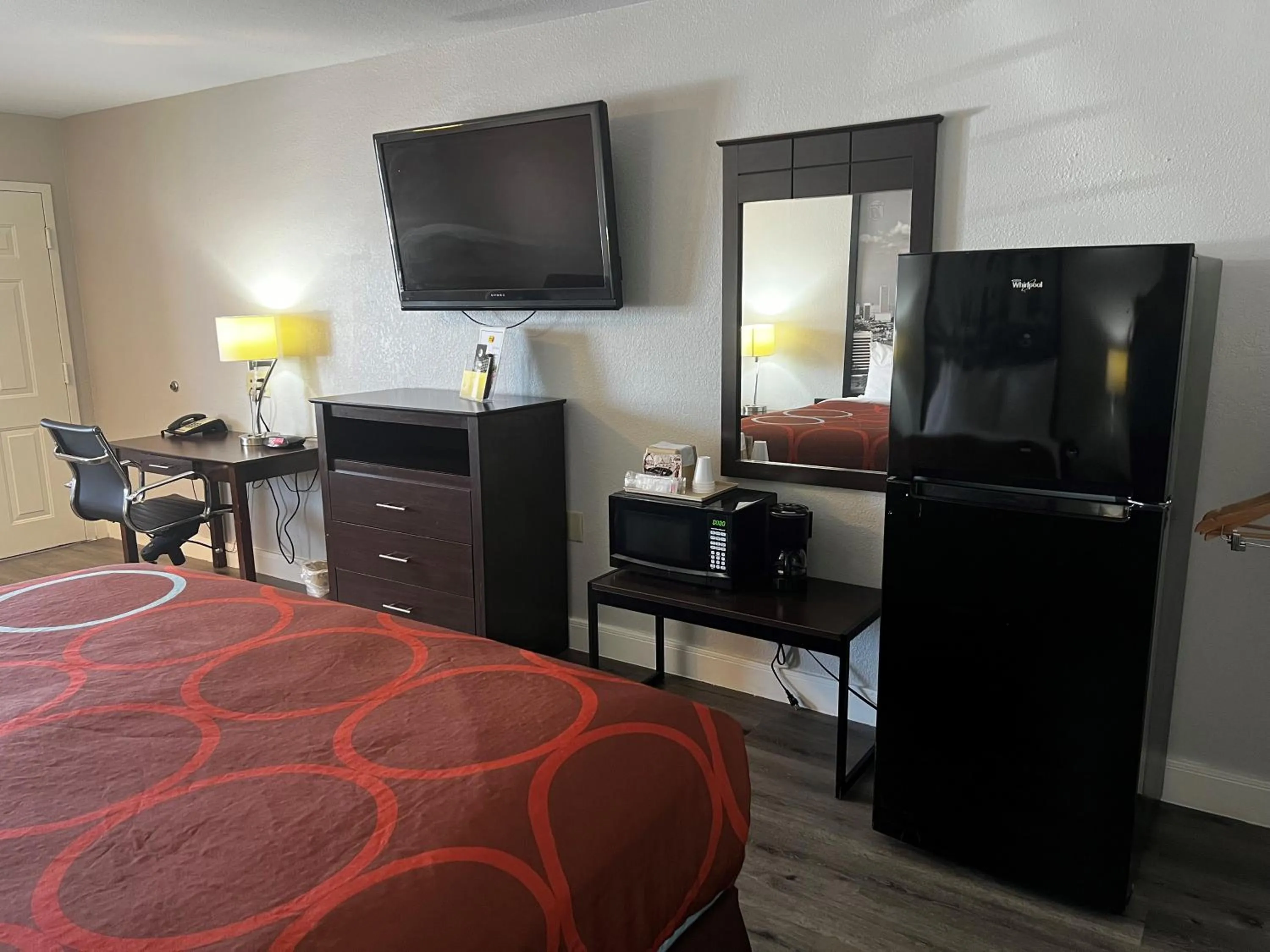 Photo of the whole room, Bed in Super 8 by Wyndham Mont Belvieu - Baytown East