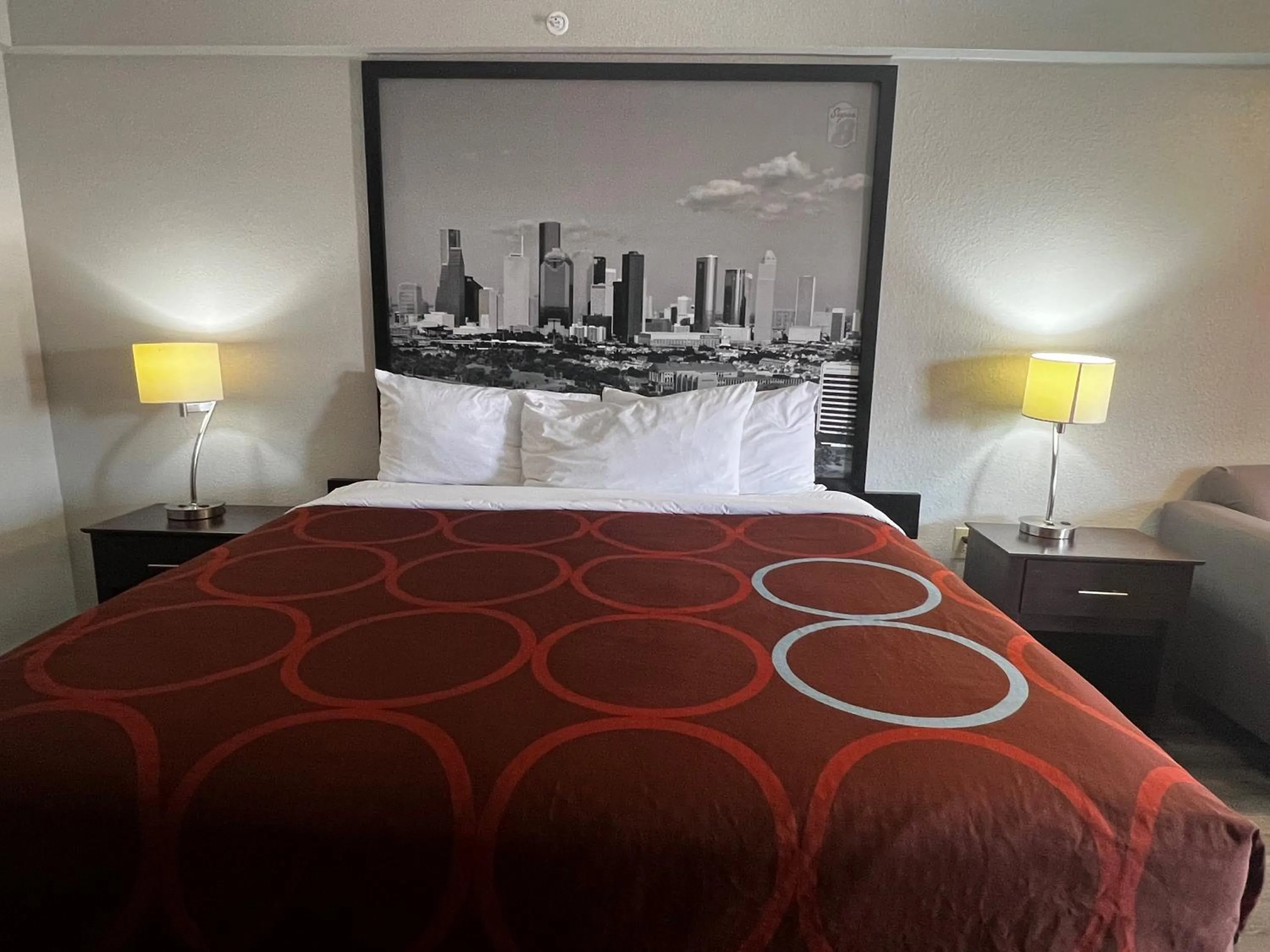 Bed in Super 8 by Wyndham Mont Belvieu - Baytown East