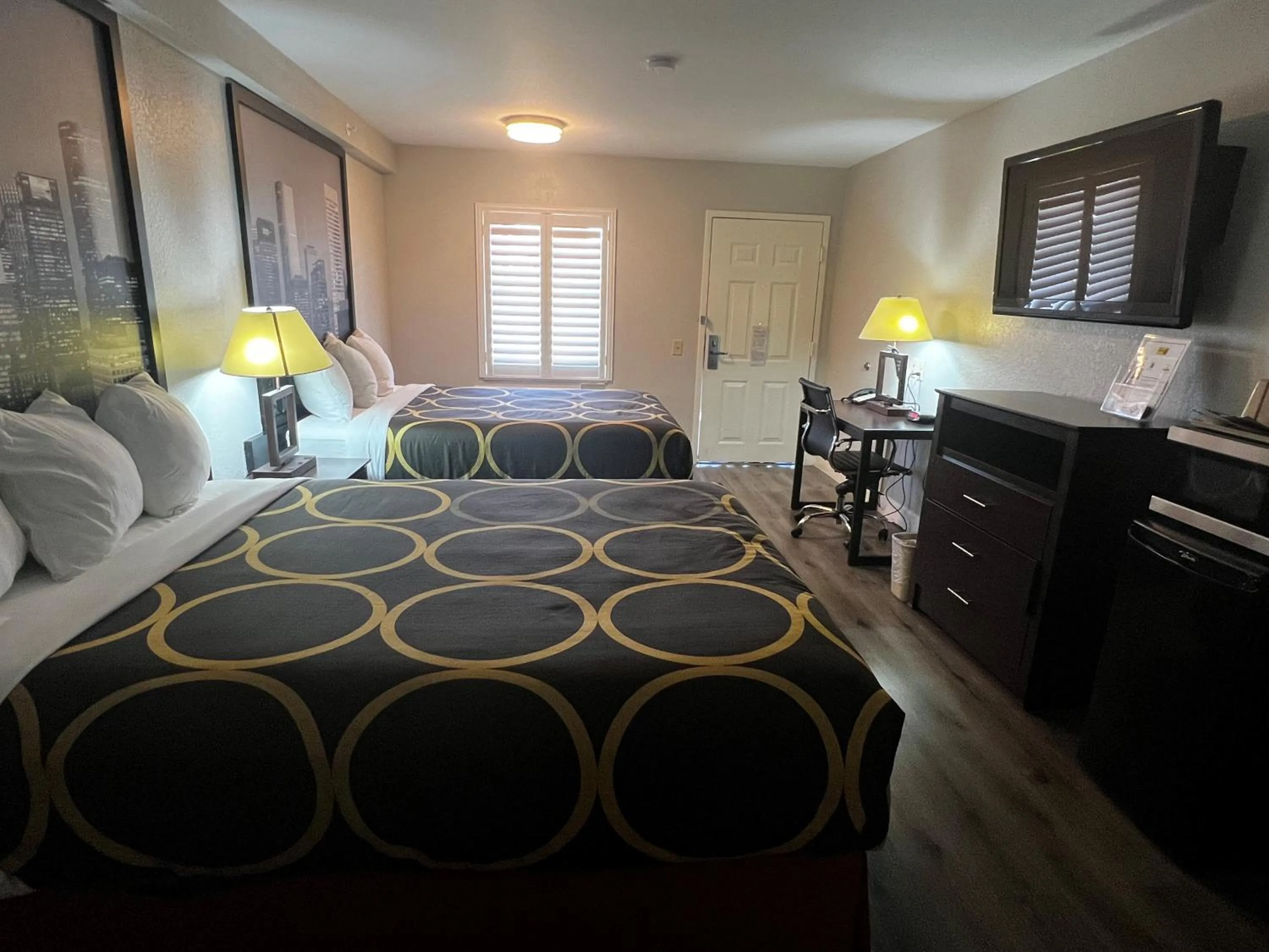 Photo of the whole room, Bed in Super 8 by Wyndham Mont Belvieu - Baytown East