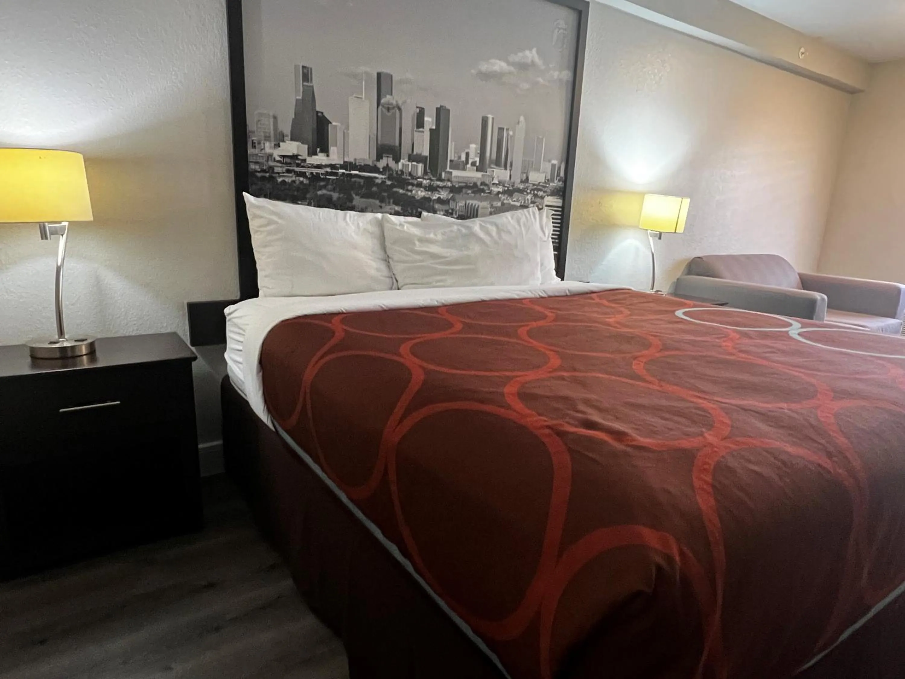 Bed in Super 8 by Wyndham Mont Belvieu - Baytown East