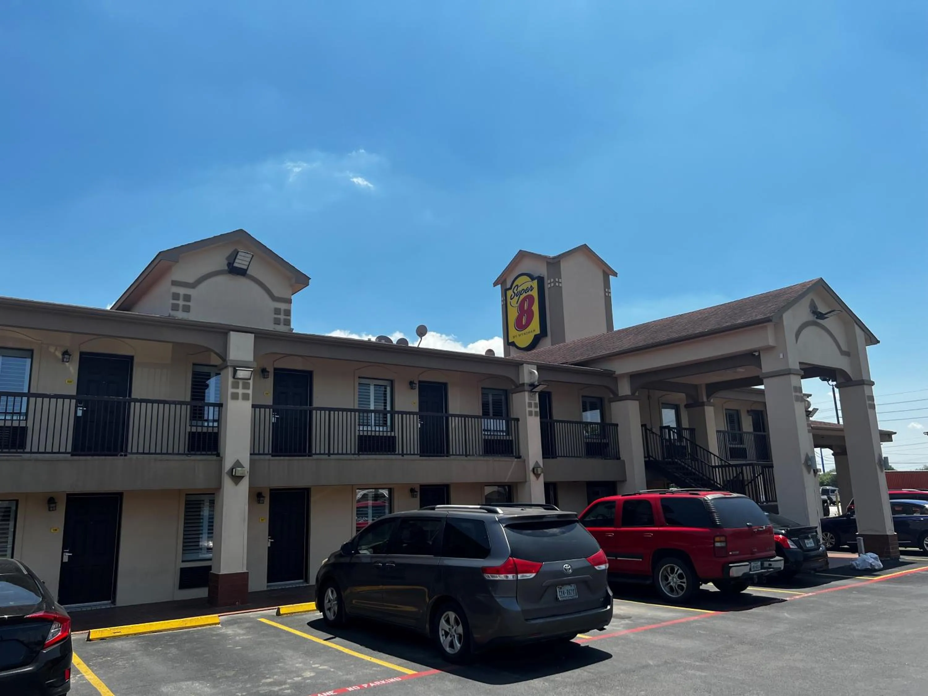 Property building in Super 8 by Wyndham Mont Belvieu - Baytown East