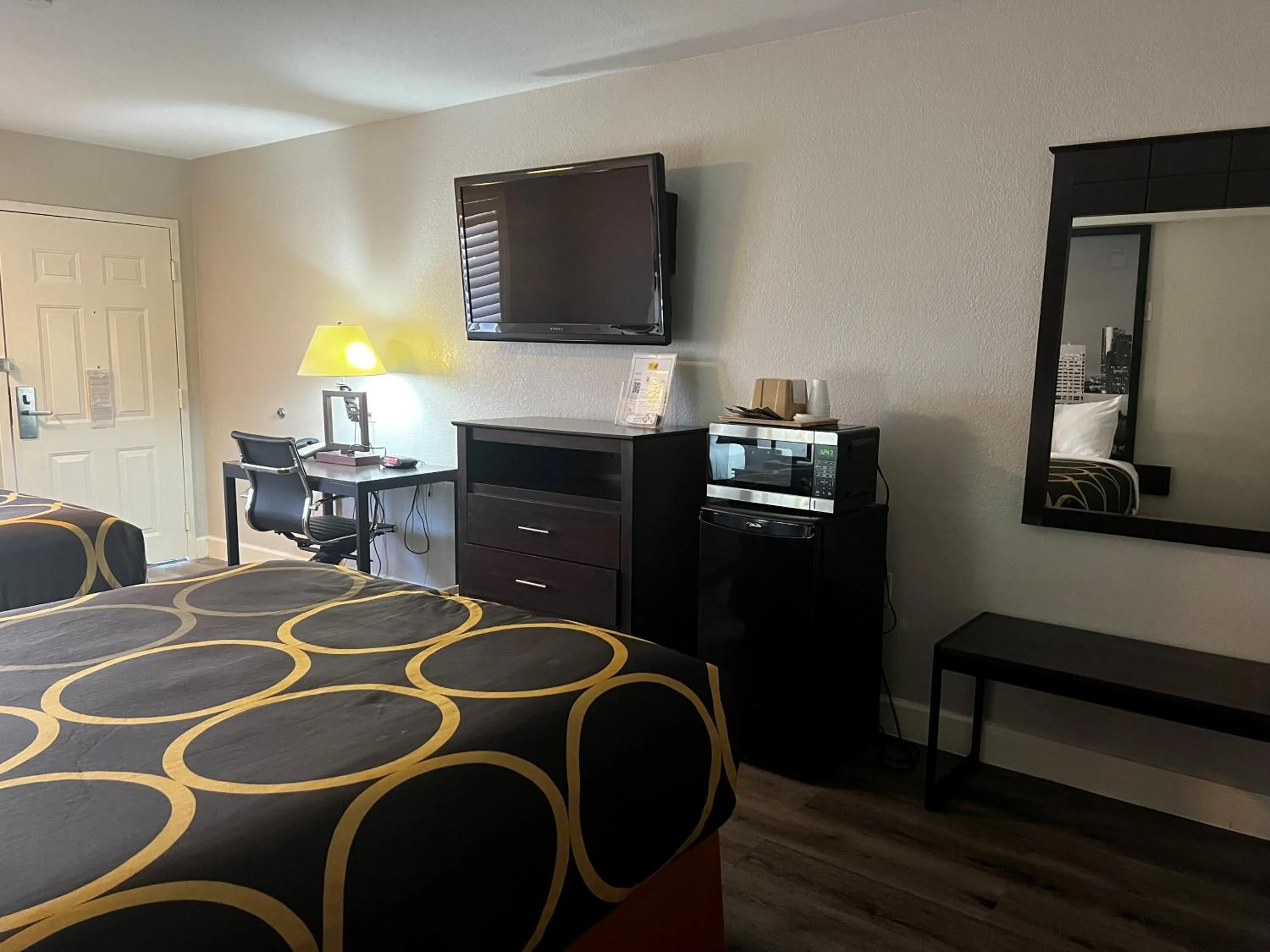 Photo of the whole room, Bed in Super 8 by Wyndham Mont Belvieu - Baytown East