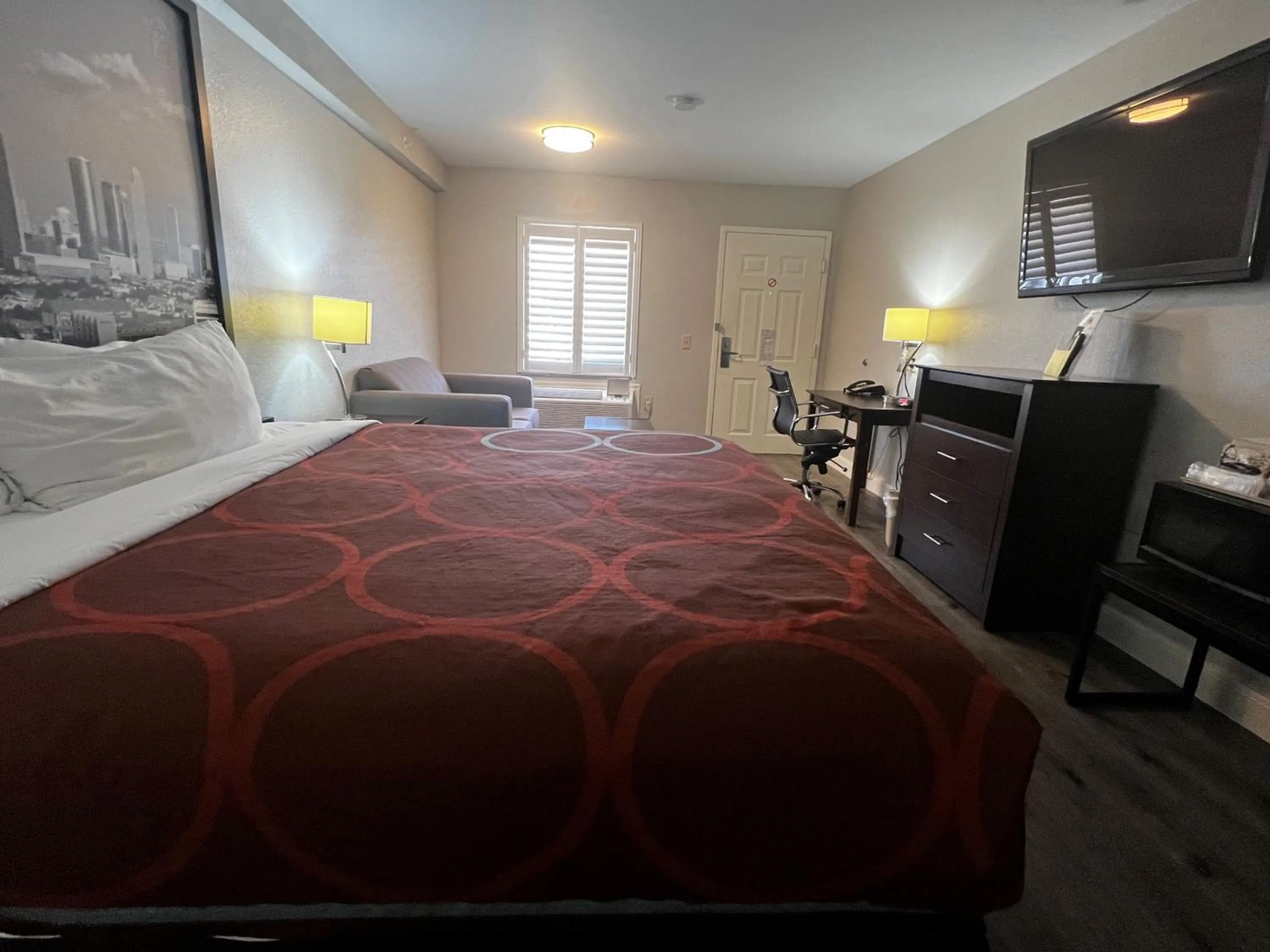 Photo of the whole room, Bed in Super 8 by Wyndham Mont Belvieu - Baytown East