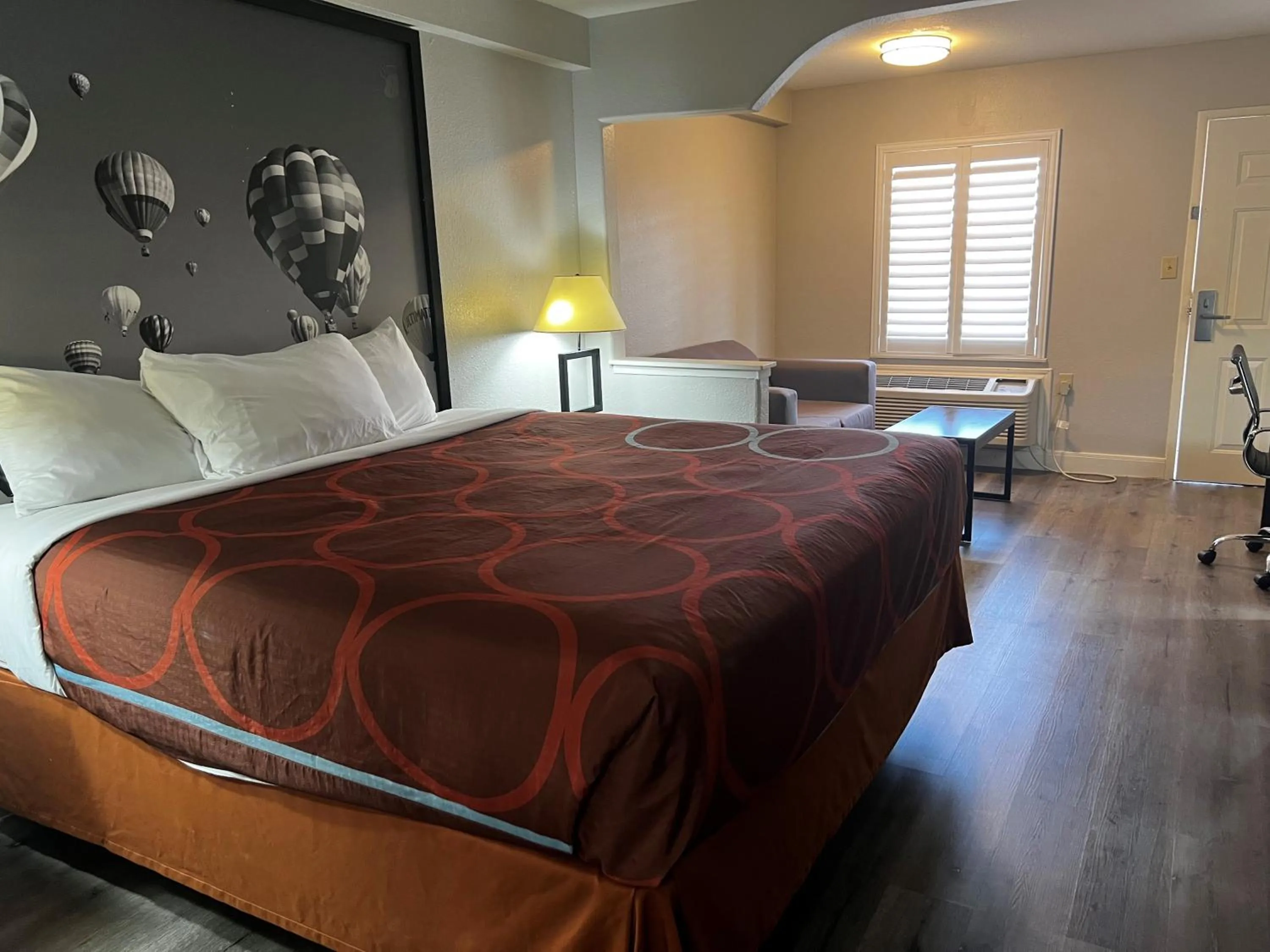 Bedroom, Bed in Super 8 by Wyndham Mont Belvieu - Baytown East