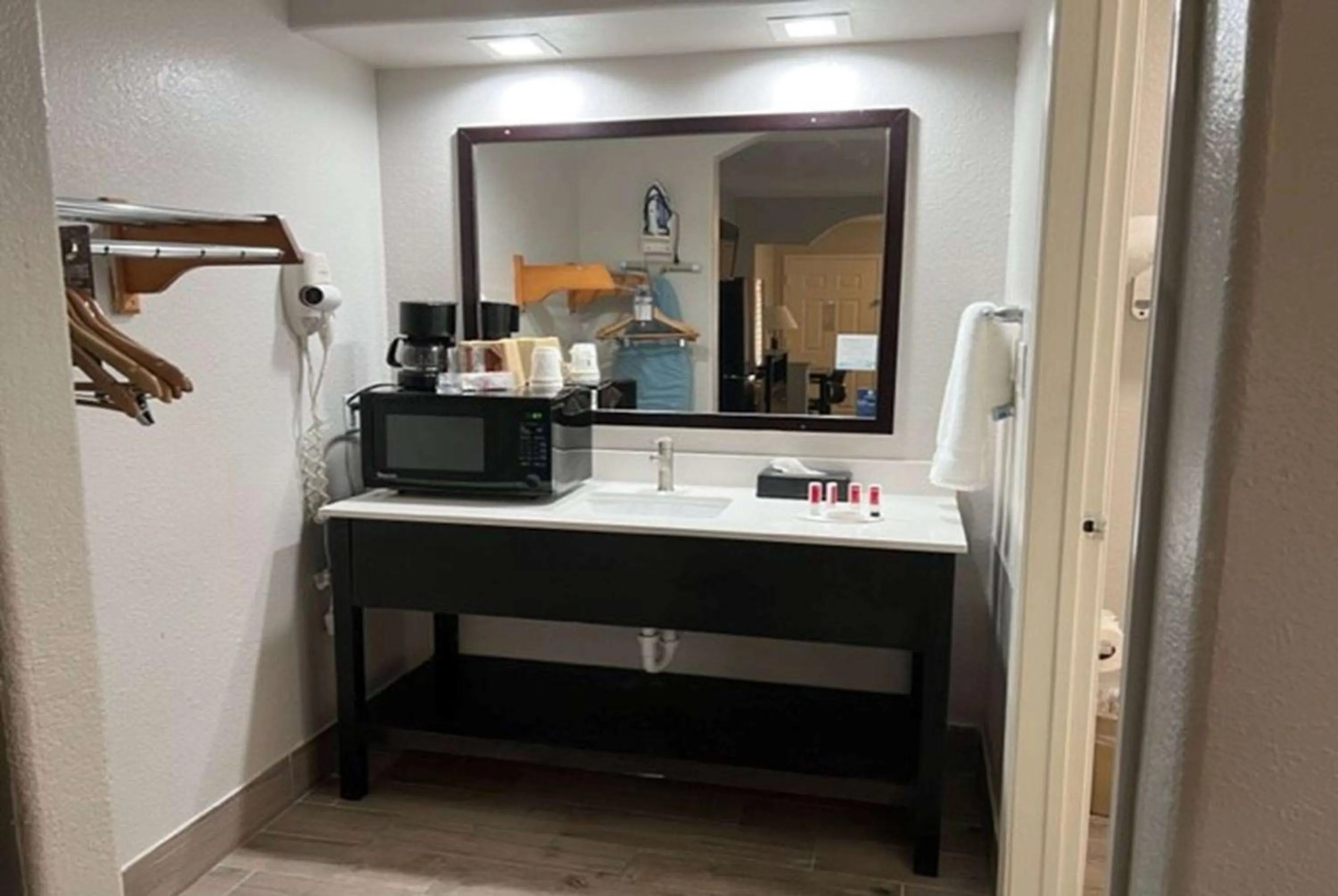 TV and multimedia in Super 8 by Wyndham Mont Belvieu - Baytown East