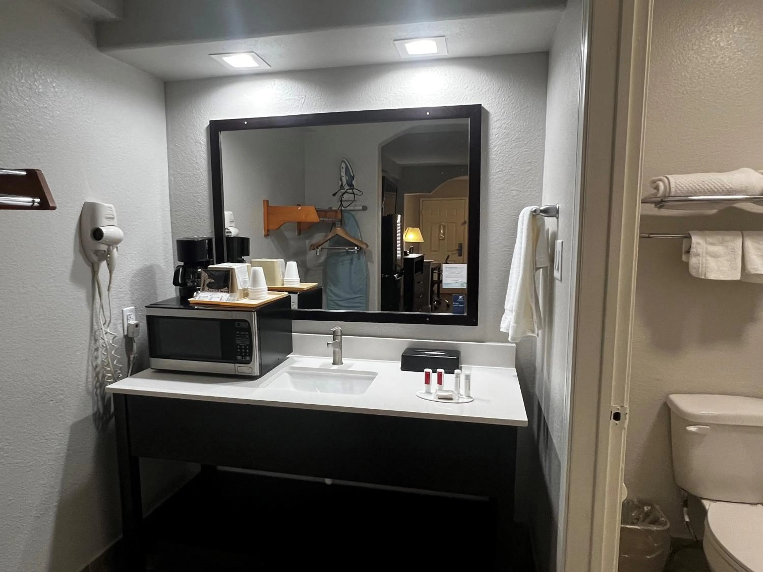 Bathroom in Super 8 by Wyndham Mont Belvieu - Baytown East