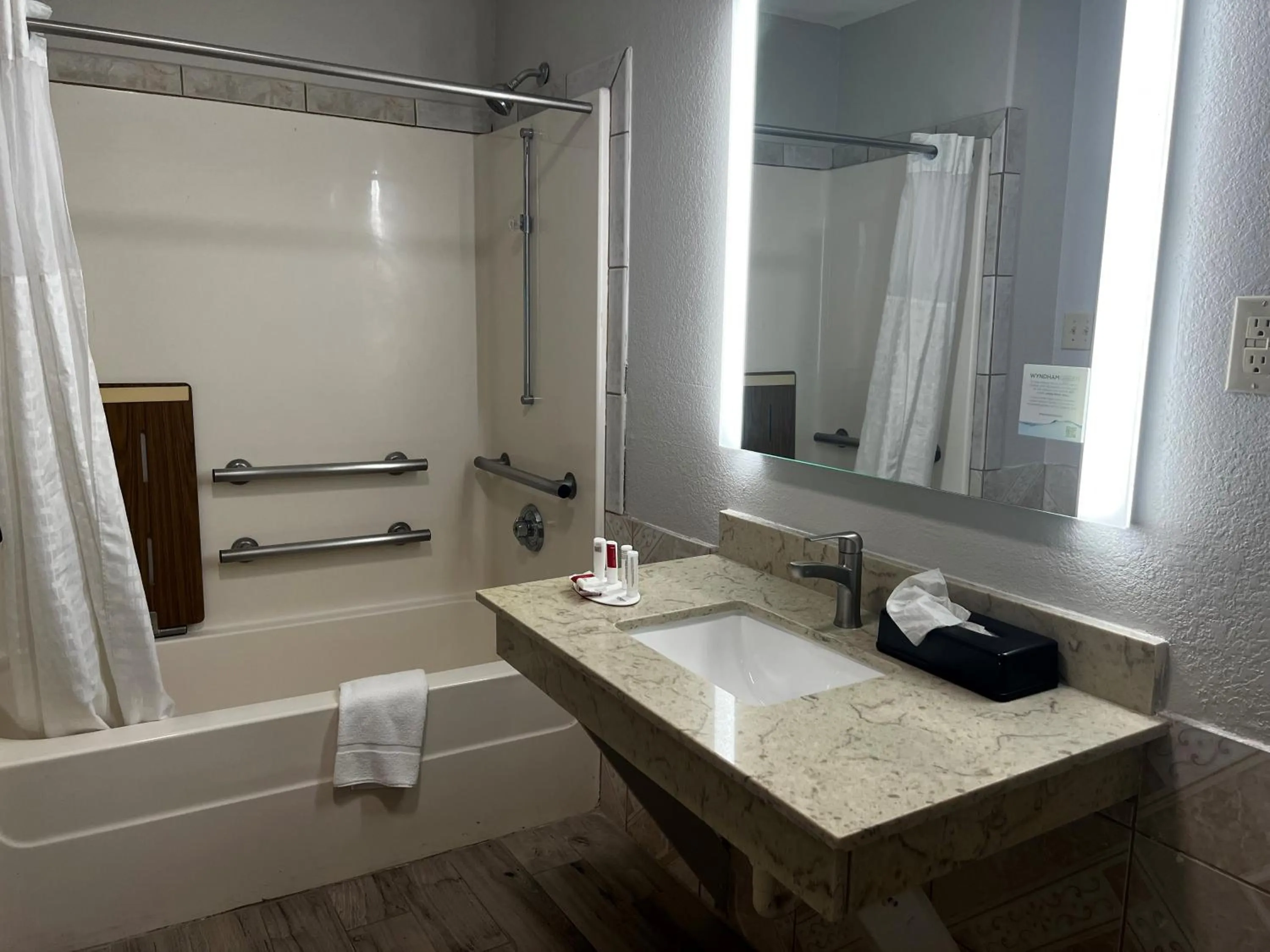 Bathroom in Super 8 by Wyndham Mont Belvieu - Baytown East