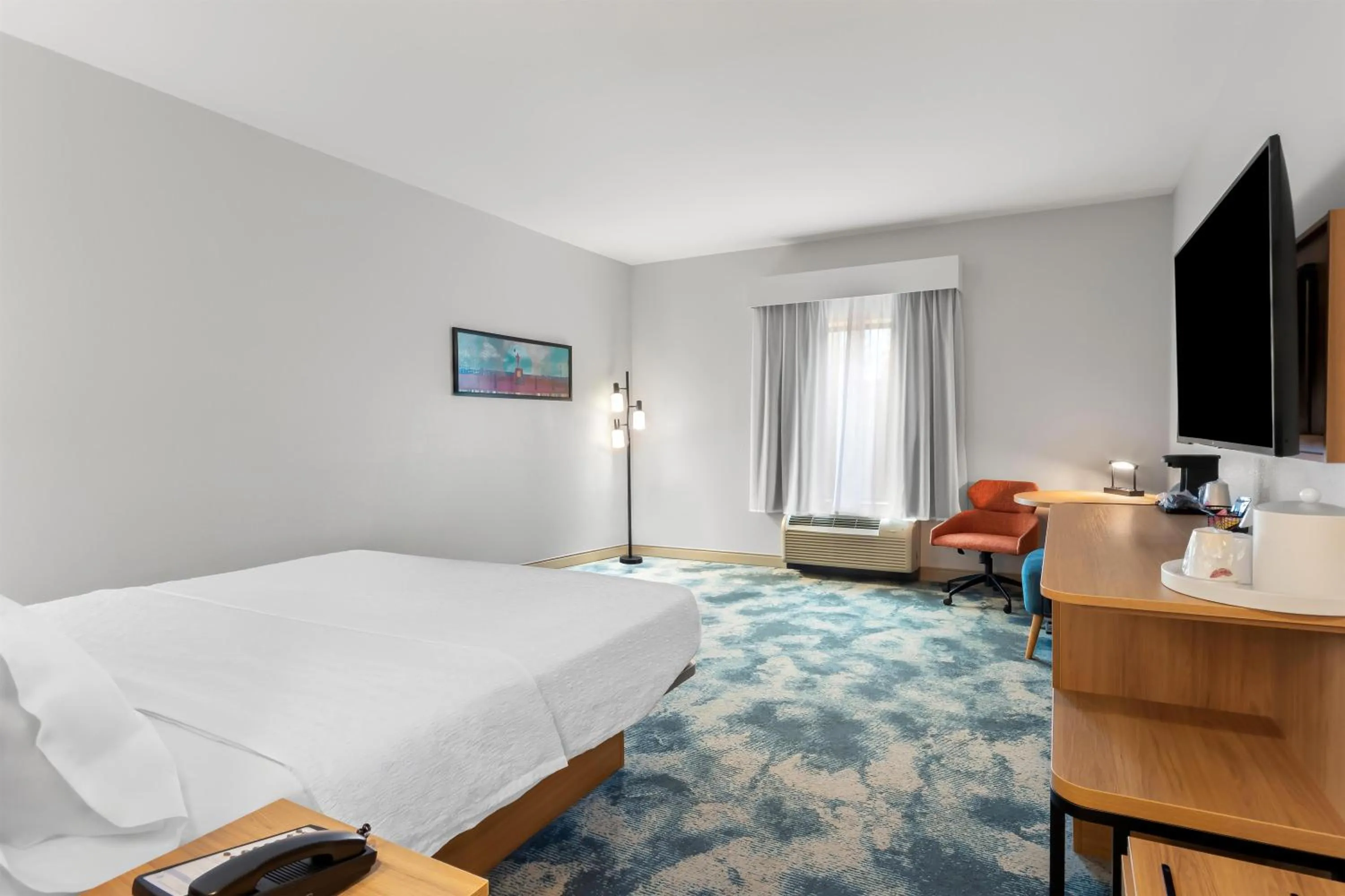 Bed in Hampton Inn & Suites Pensacola/I-10 Pine Forest Road