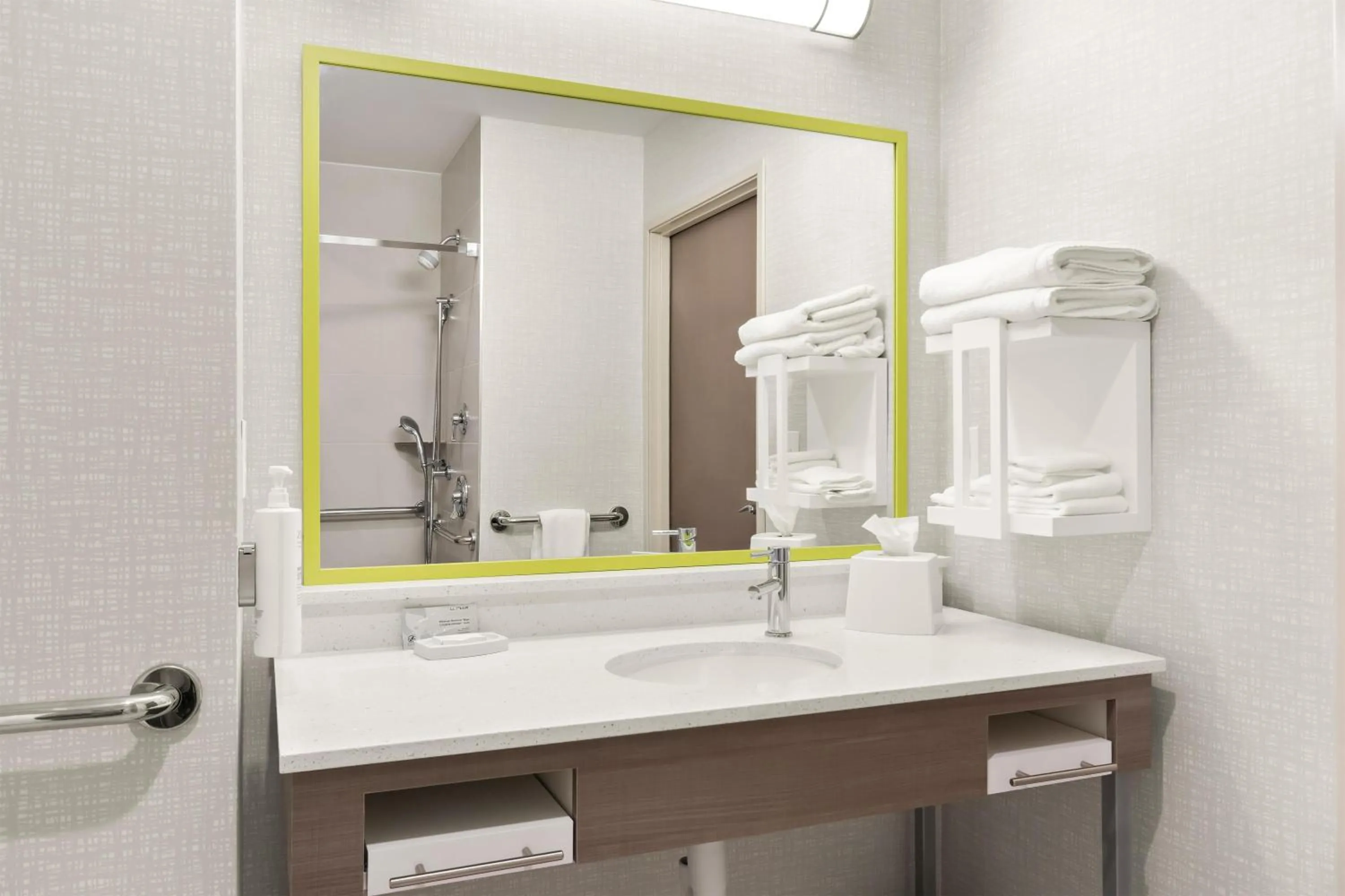 Bathroom in Hampton Inn & Suites Pensacola/I-10 Pine Forest Road