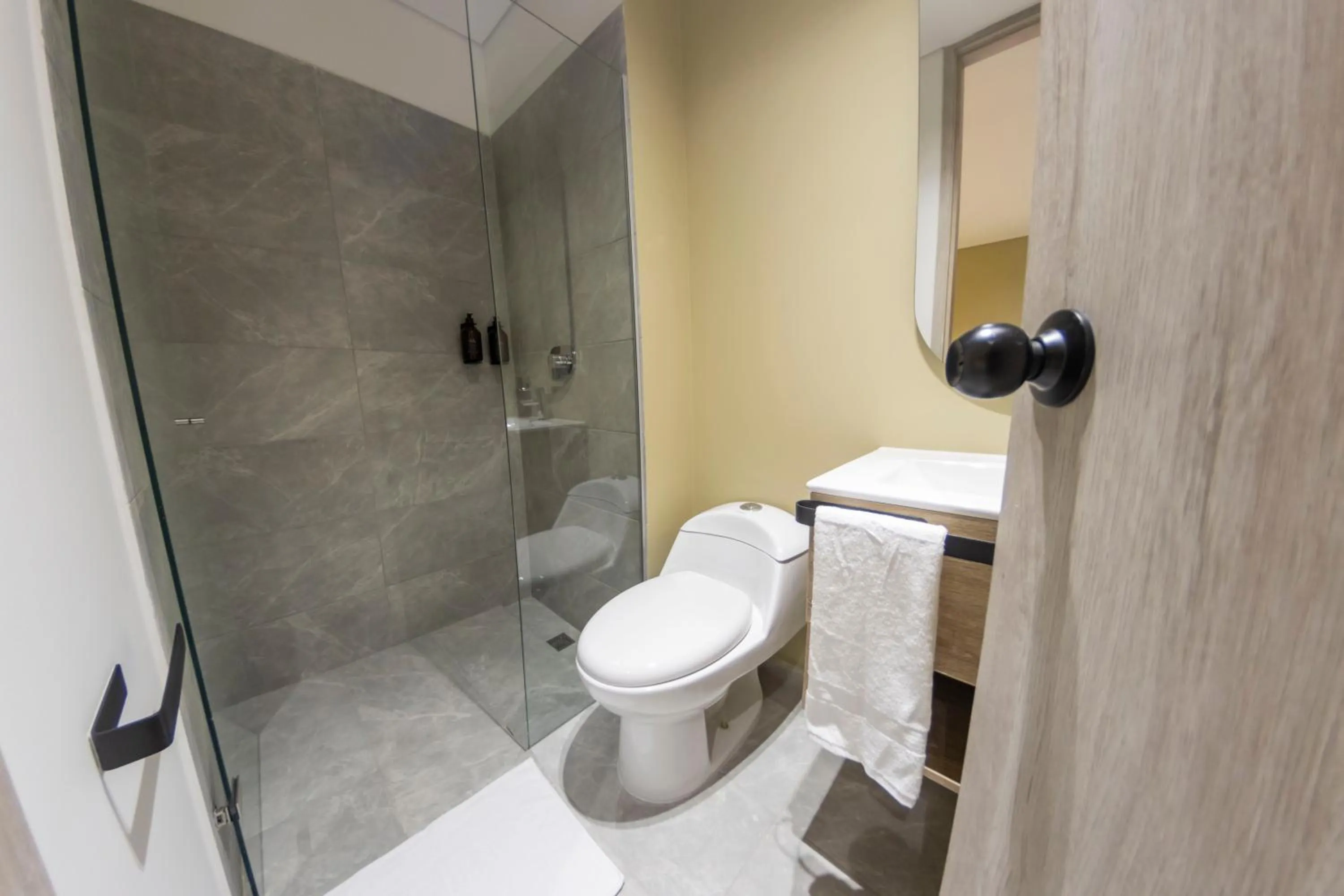 Shower in Sonata 44 Hotel Laureles