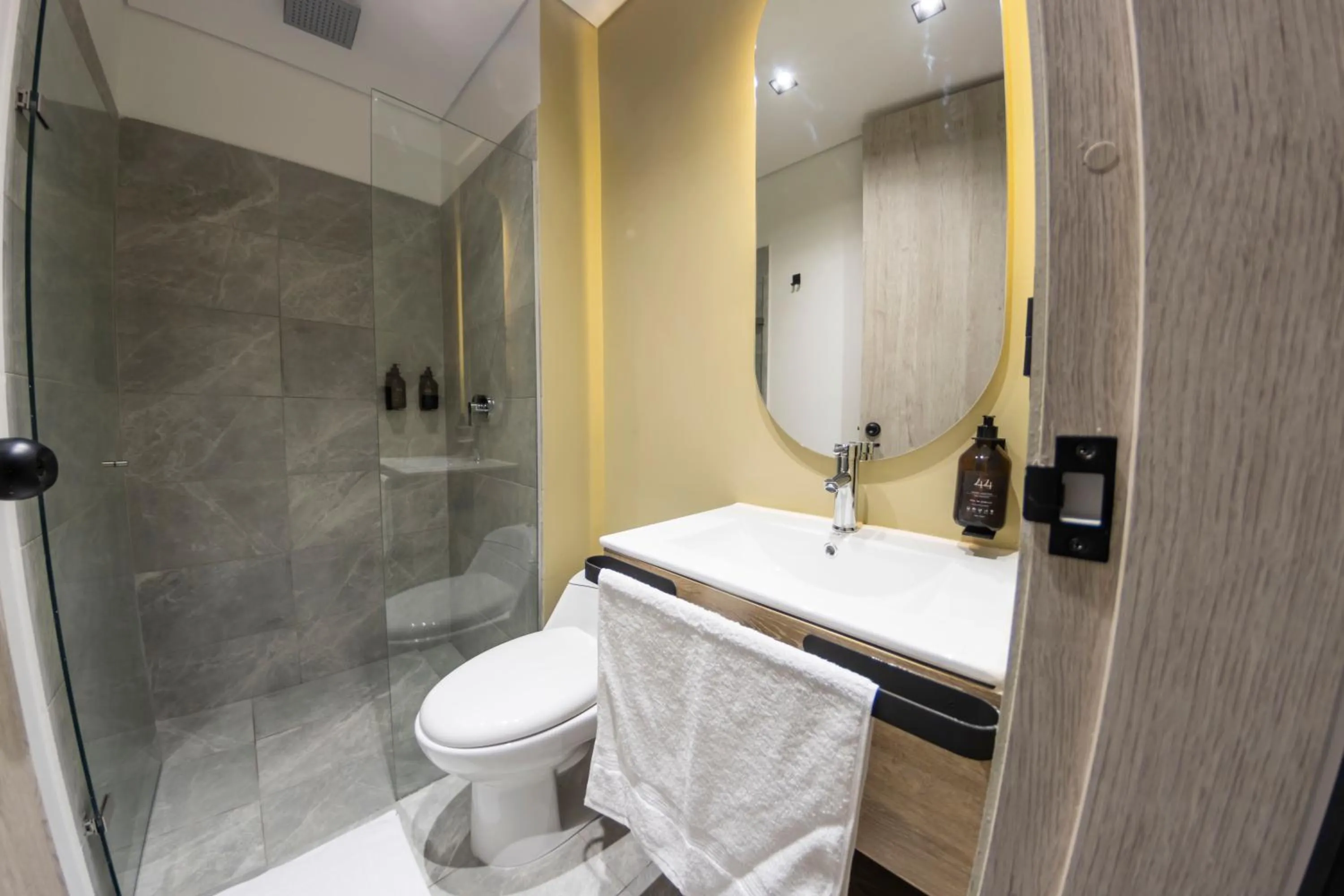 Shower in Sonata 44 Hotel Laureles
