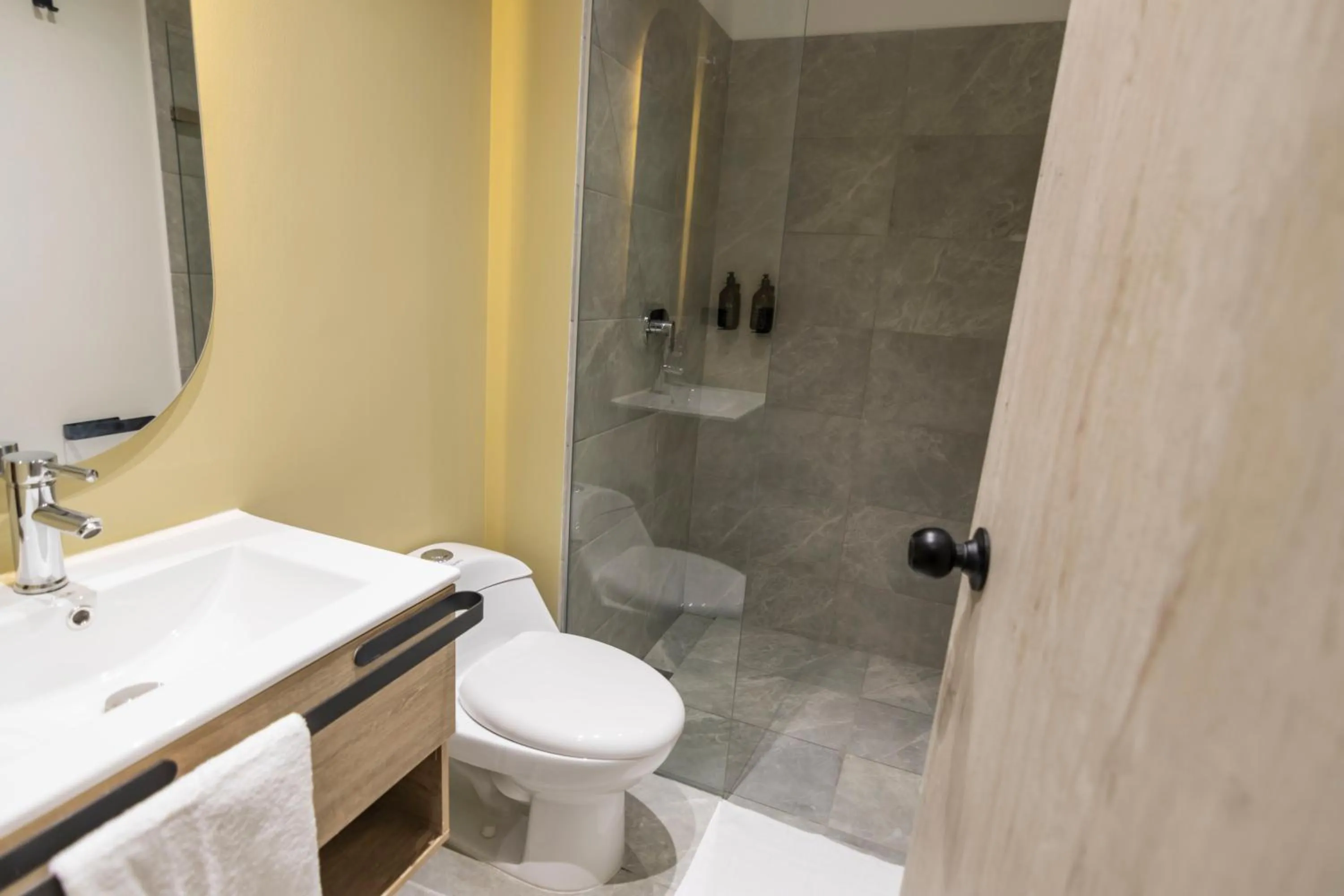 Toilet in Sonata 44 Hotel Laureles