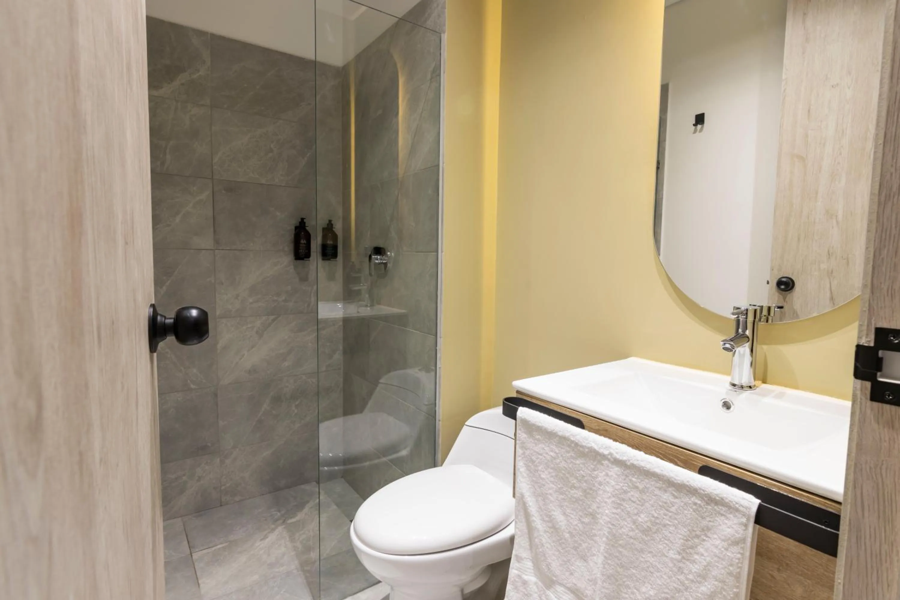 Shower in Sonata 44 Hotel Laureles