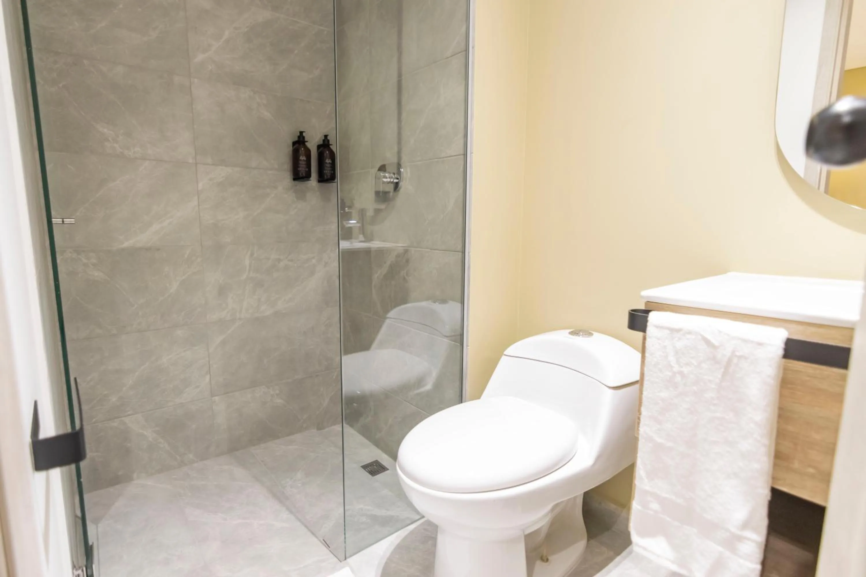 Shower in Sonata 44 Hotel Laureles