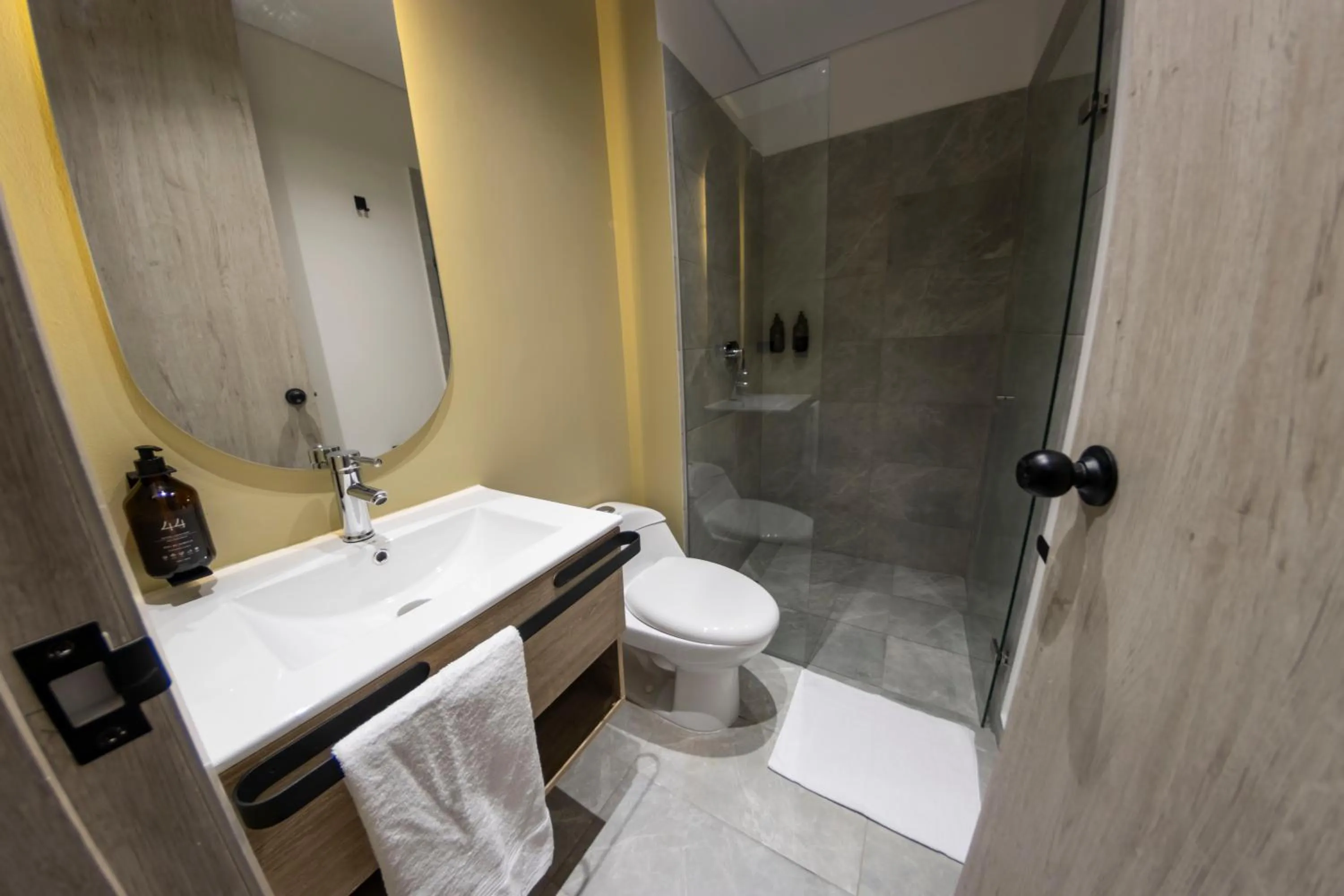 Toilet in Sonata 44 Hotel Laureles