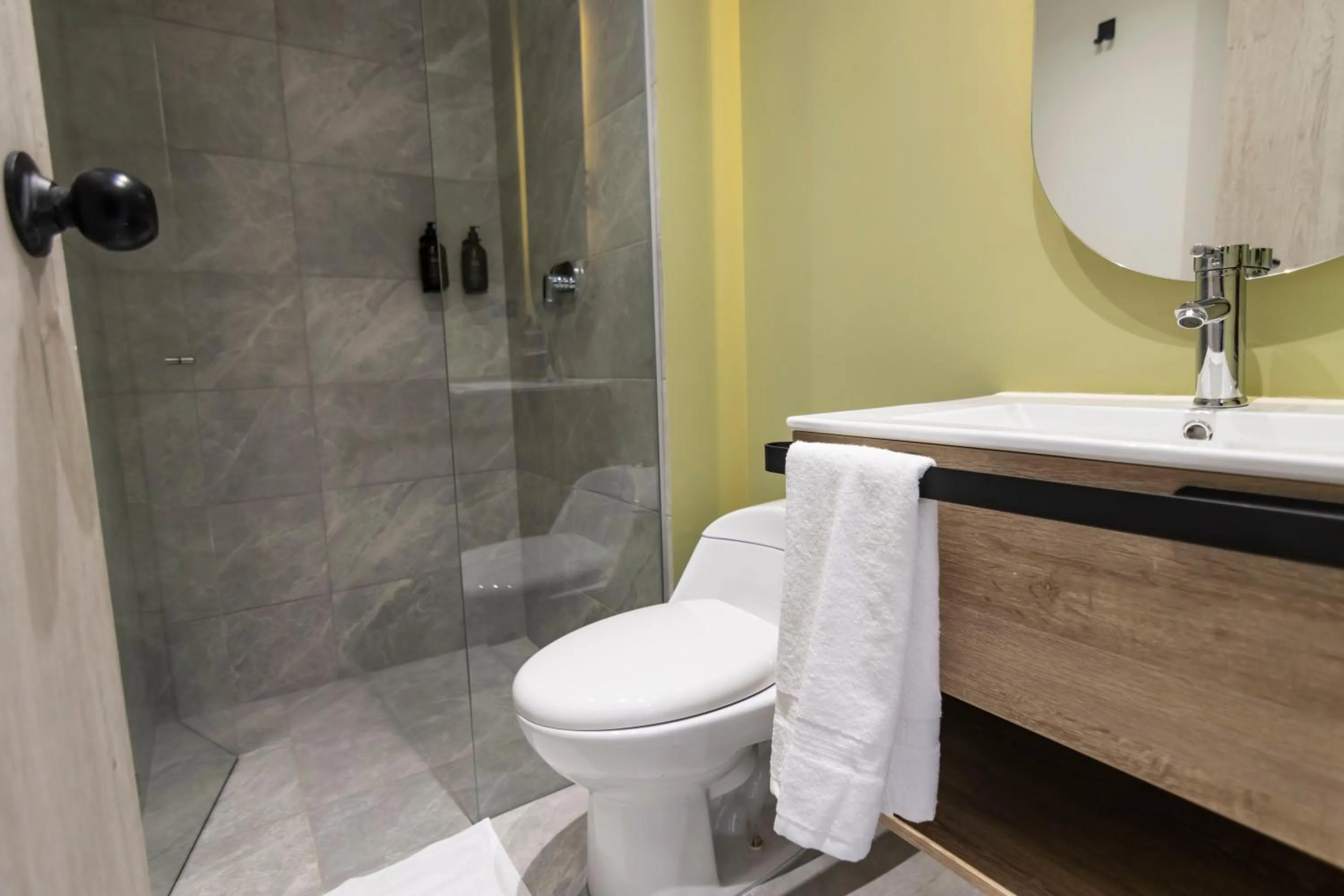 Toilet in Sonata 44 Hotel Laureles