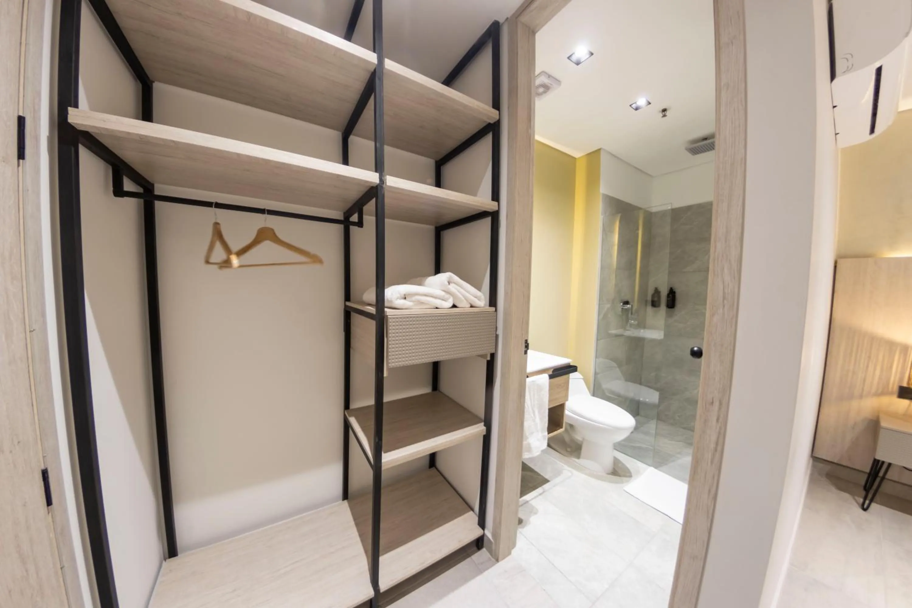 Shower in Sonata 44 Hotel Laureles