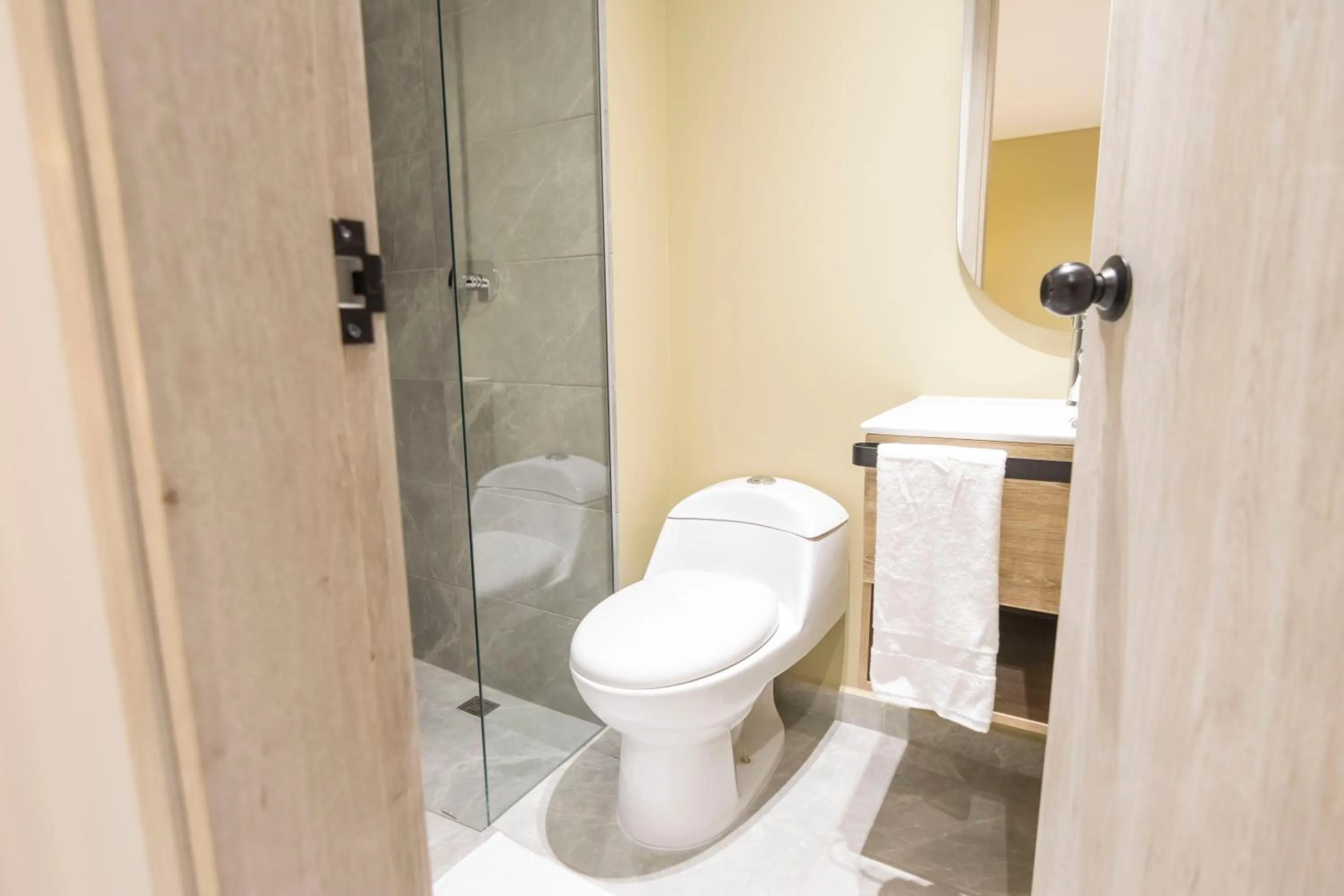 Toilet in Sonata 44 Hotel Laureles