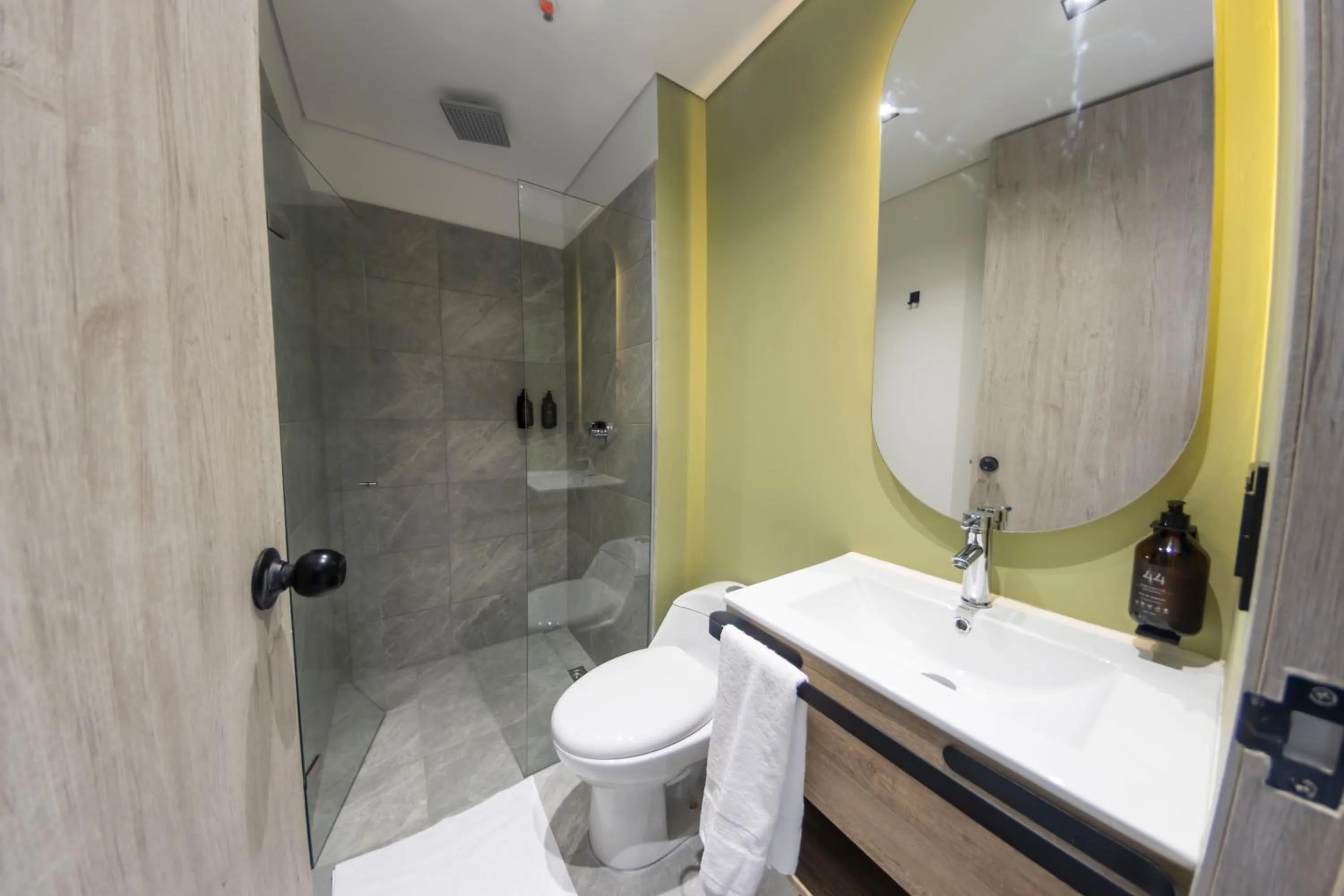 Shower in Sonata 44 Hotel Laureles