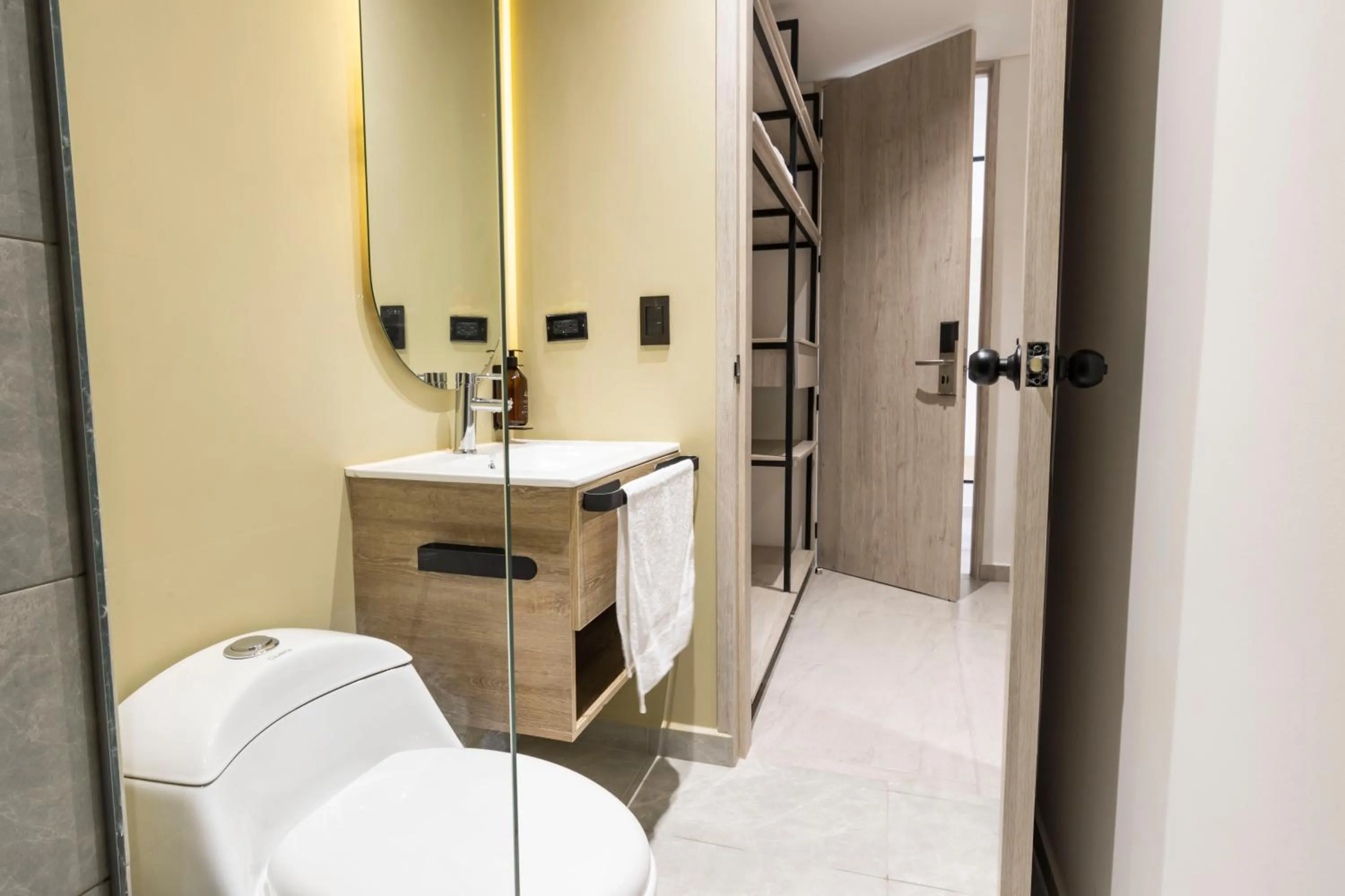 Shower in Sonata 44 Hotel Laureles