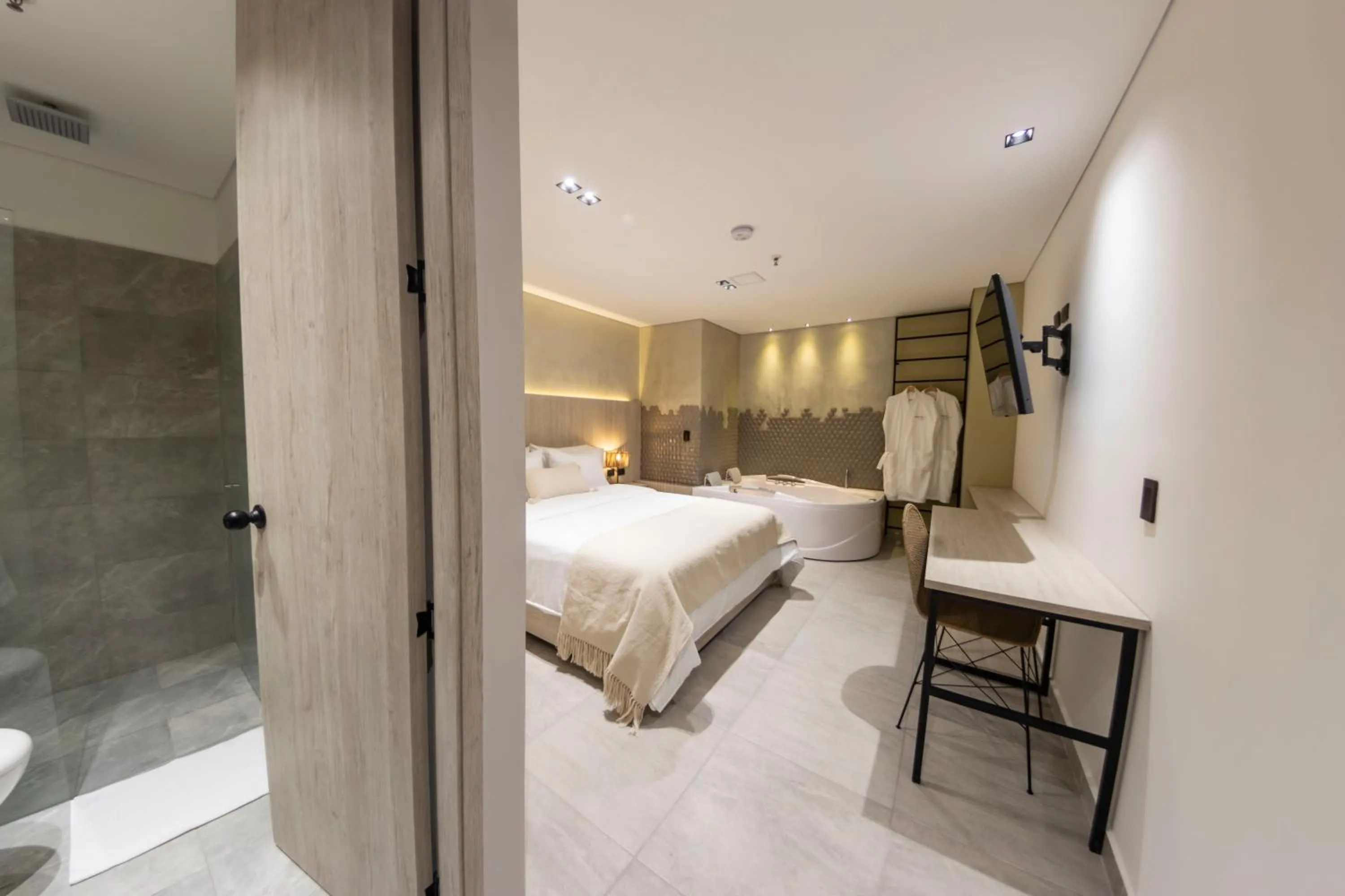 Shower, Bed in Sonata 44 Hotel Laureles