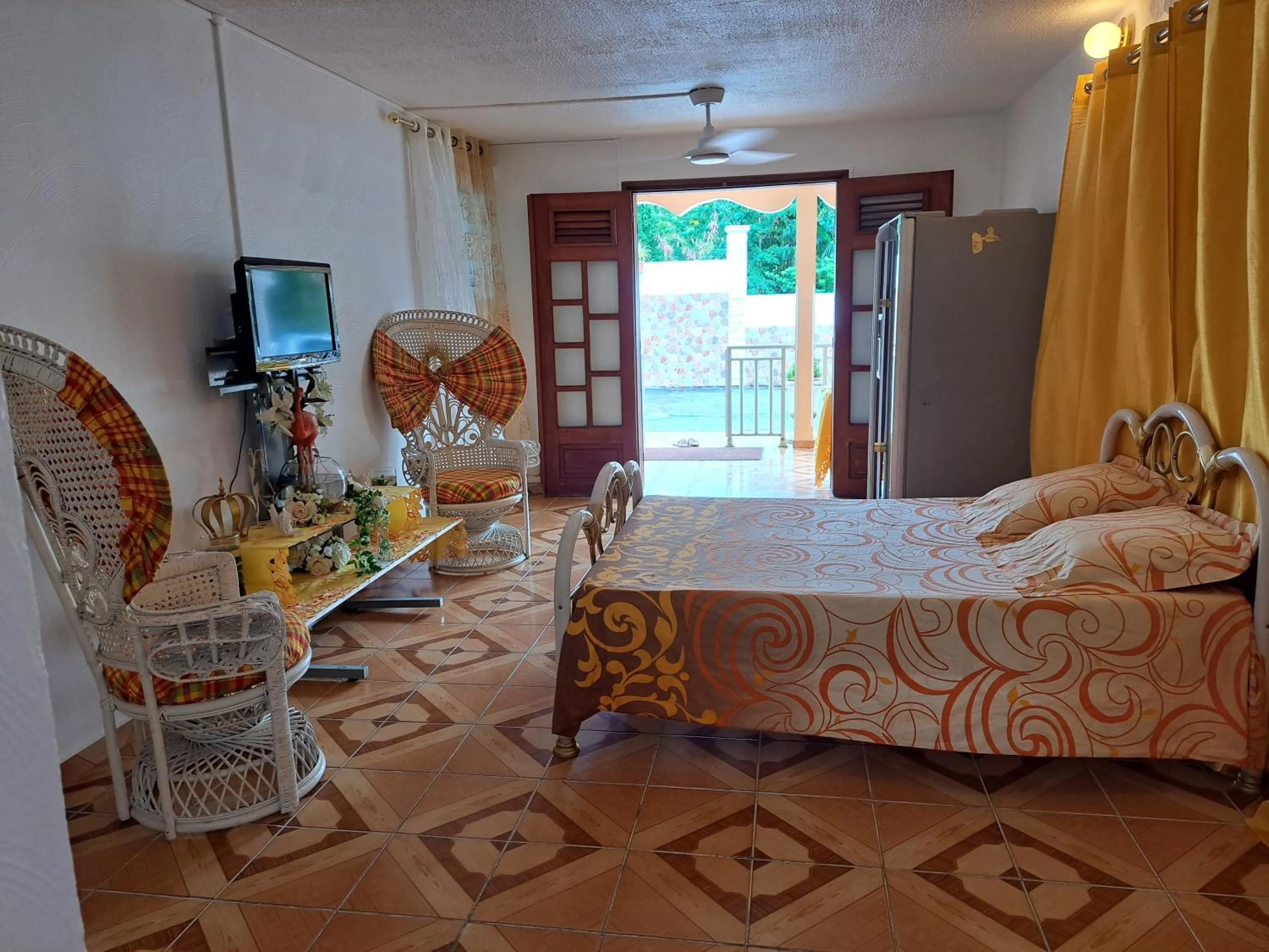 Communal lounge/ TV room, Bed in KANALU BEACH APPATEMENT