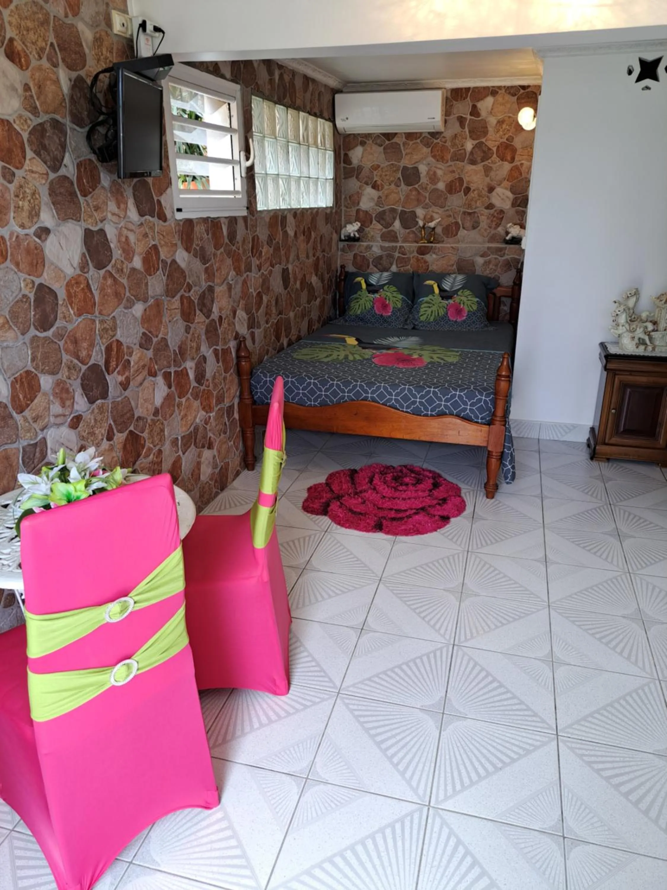 Communal lounge/ TV room in KANALU BEACH APPATEMENT
