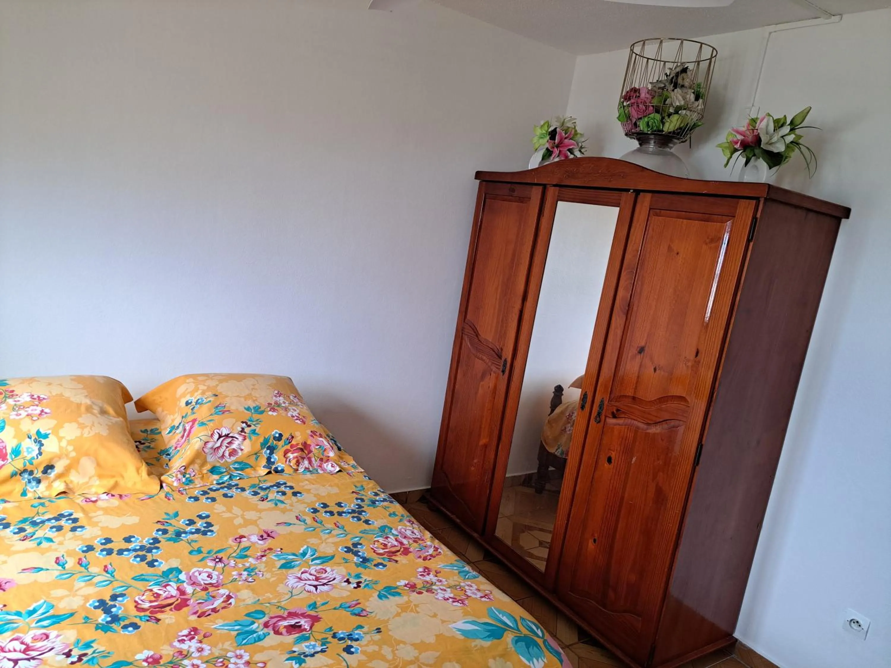 wardrobe, Bed in KANALU BEACH APPATEMENT