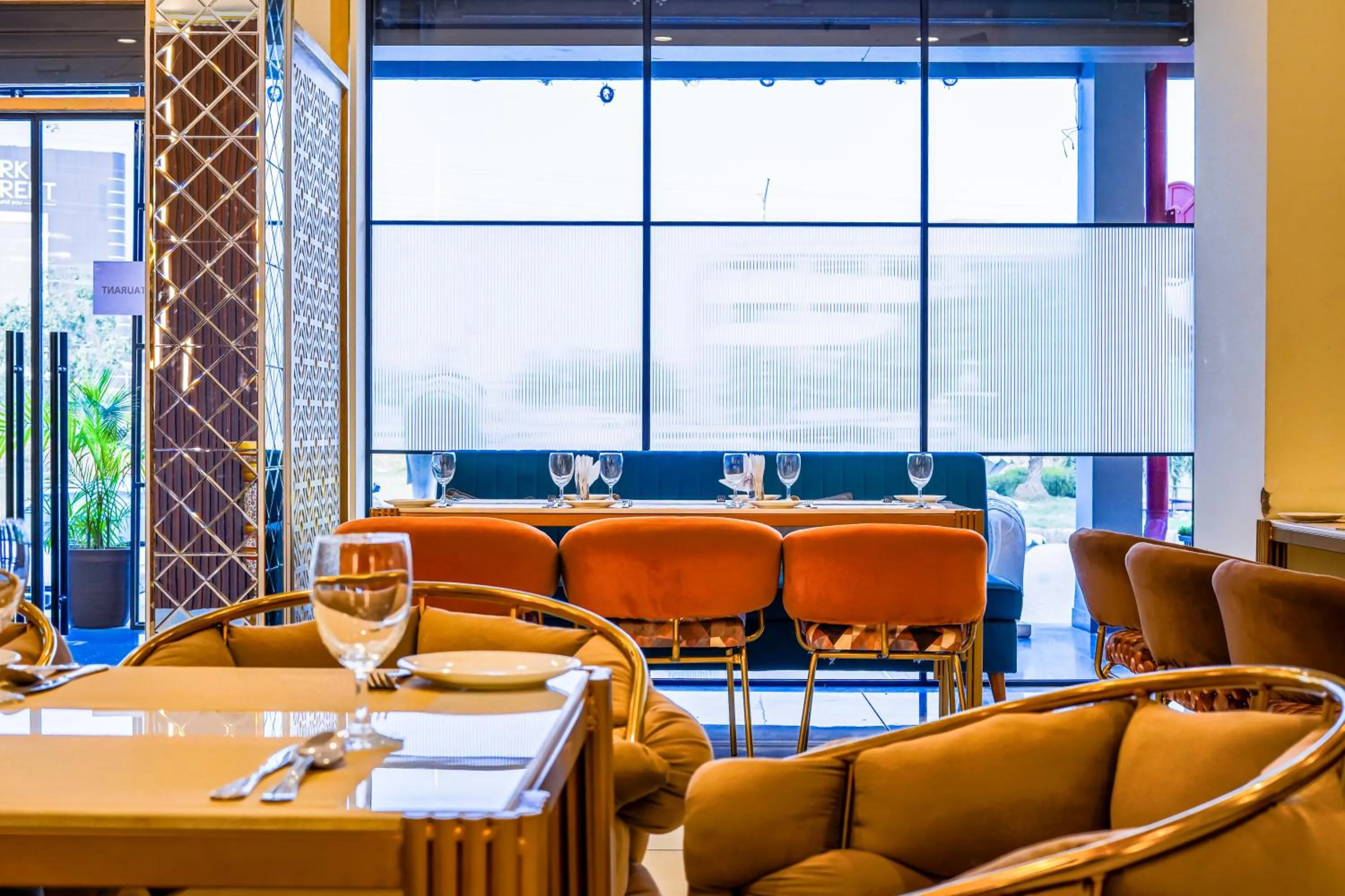 Restaurant/places to eat in ACR Luxury Hotel