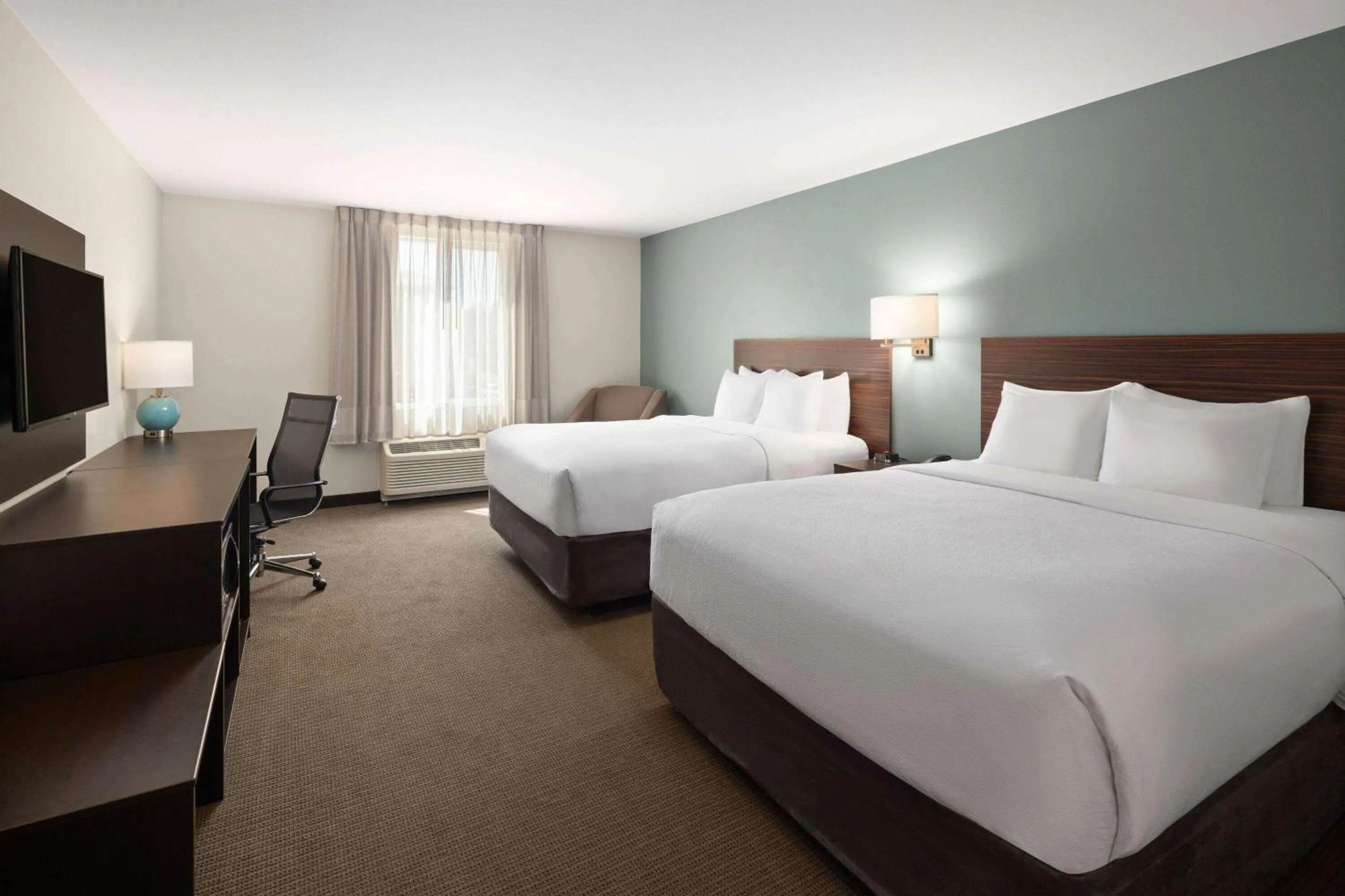 Photo of the whole room, Bed in La Quinta Inn & Suites by Wyndham Wenatchee