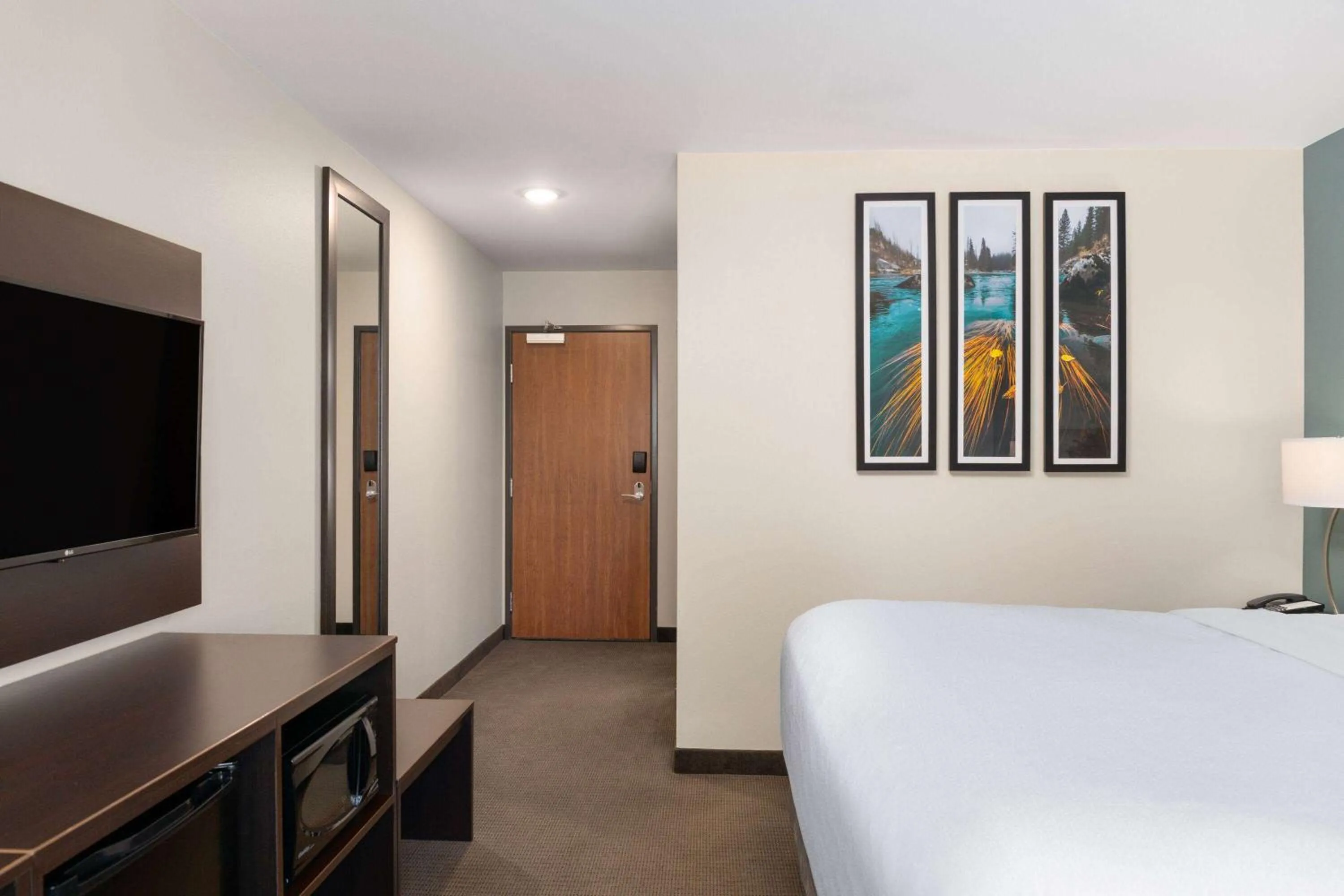 Photo of the whole room, Bed in La Quinta Inn & Suites by Wyndham Wenatchee