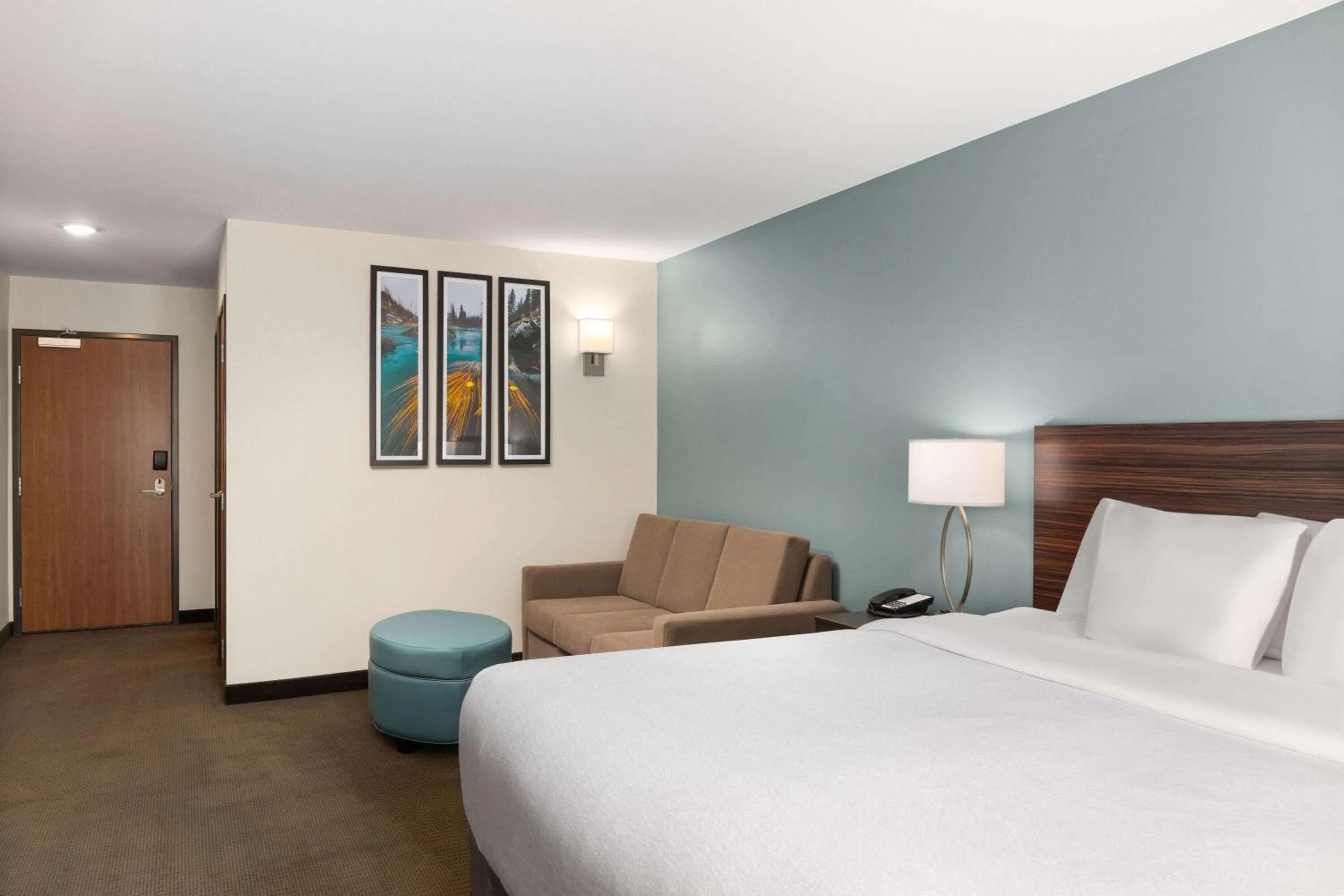 Photo of the whole room, Bed in La Quinta Inn & Suites by Wyndham Wenatchee