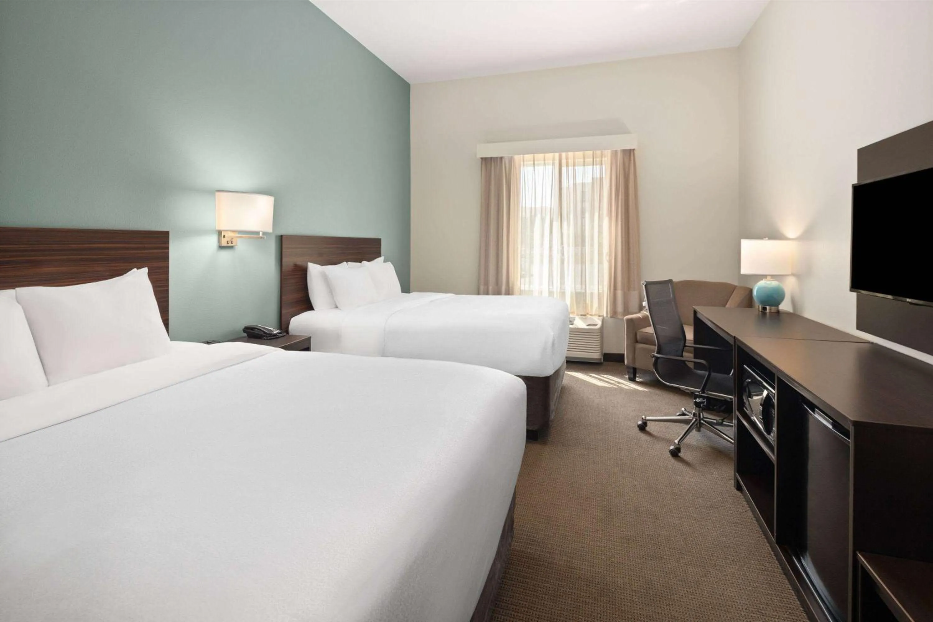 Photo of the whole room, Bed in La Quinta Inn & Suites by Wyndham Wenatchee