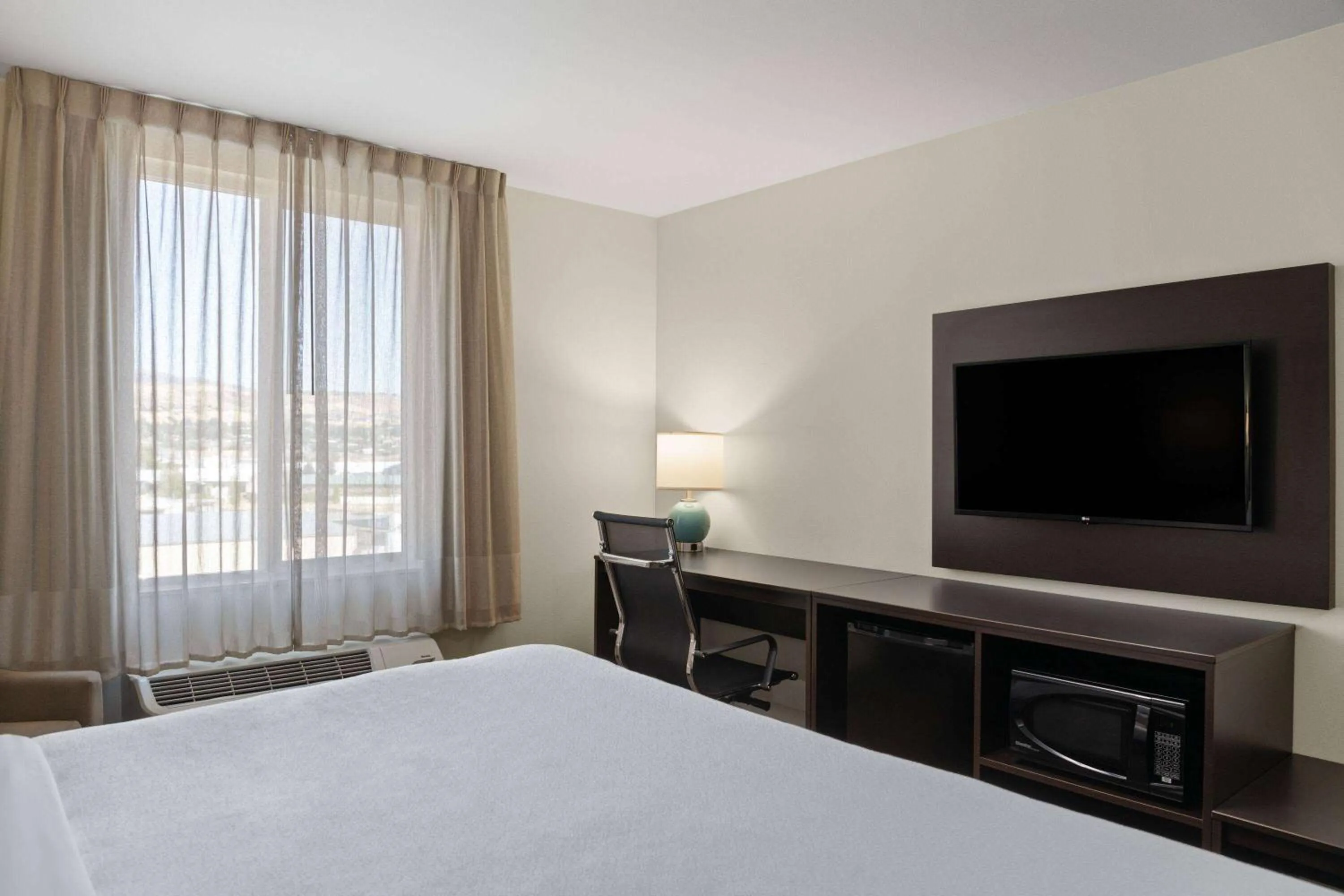 Photo of the whole room, Bed in La Quinta Inn & Suites by Wyndham Wenatchee