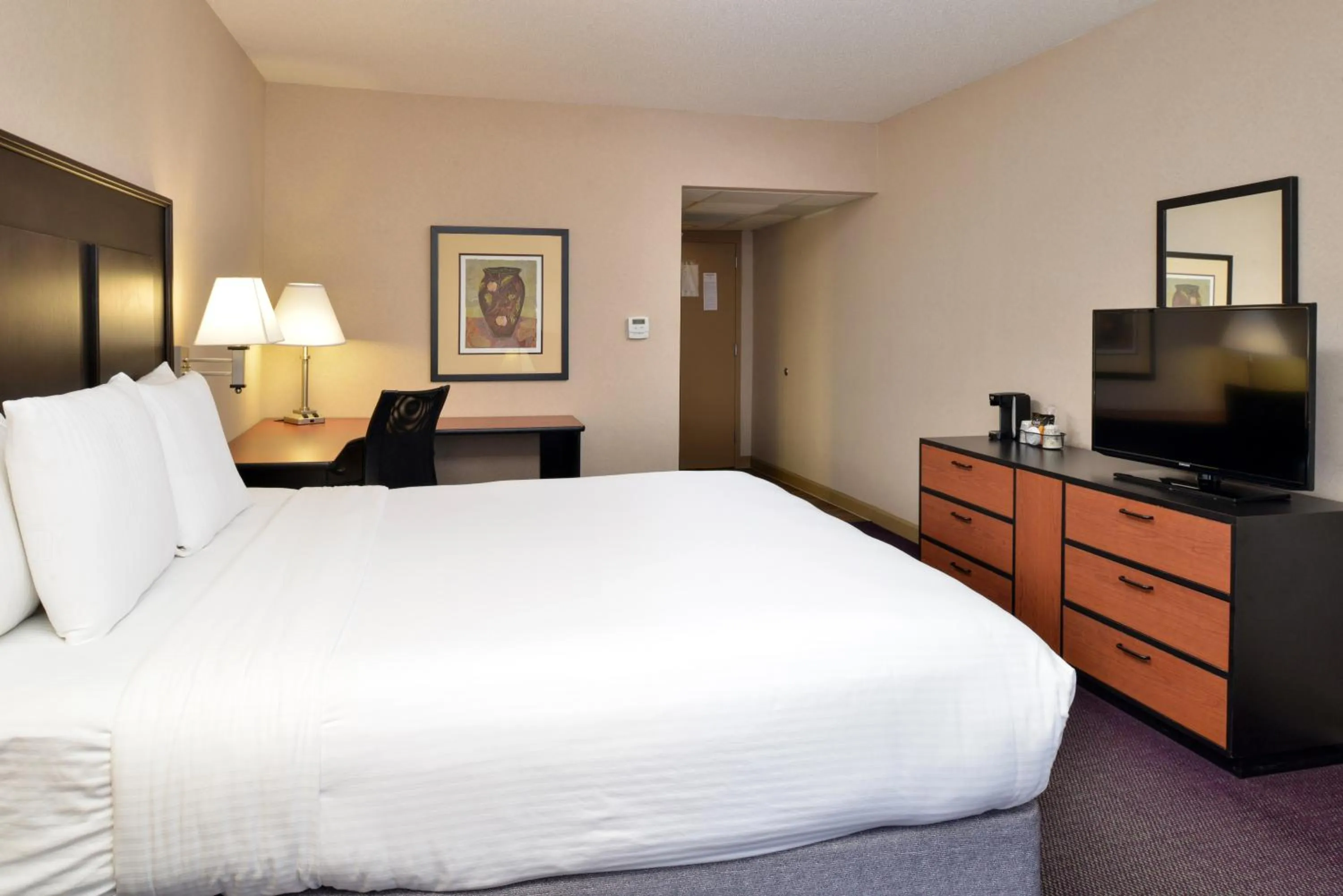 Bedroom, Bed in Hawthorne Inn & Conference Center