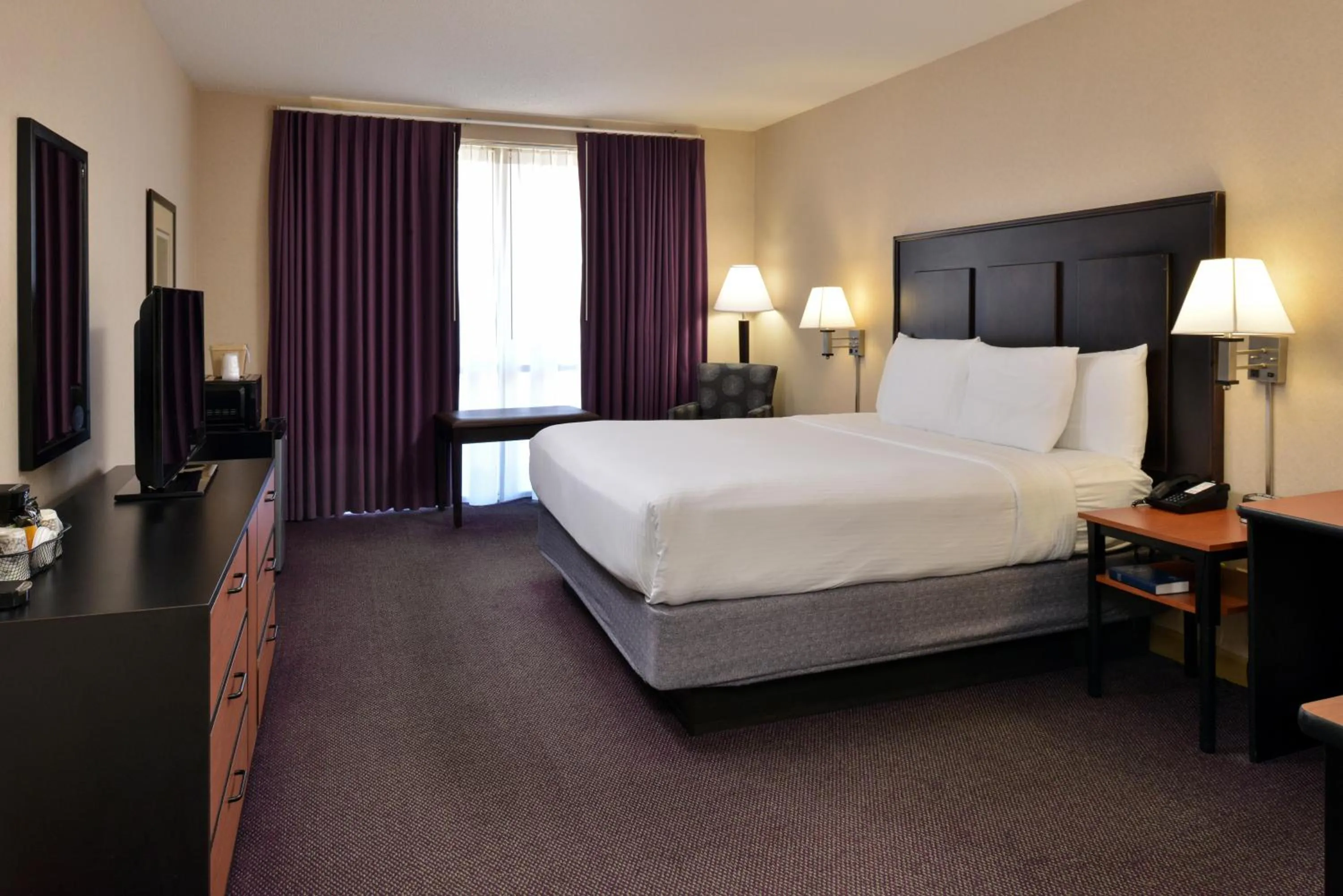 Bedroom, Bed in Hawthorne Inn & Conference Center