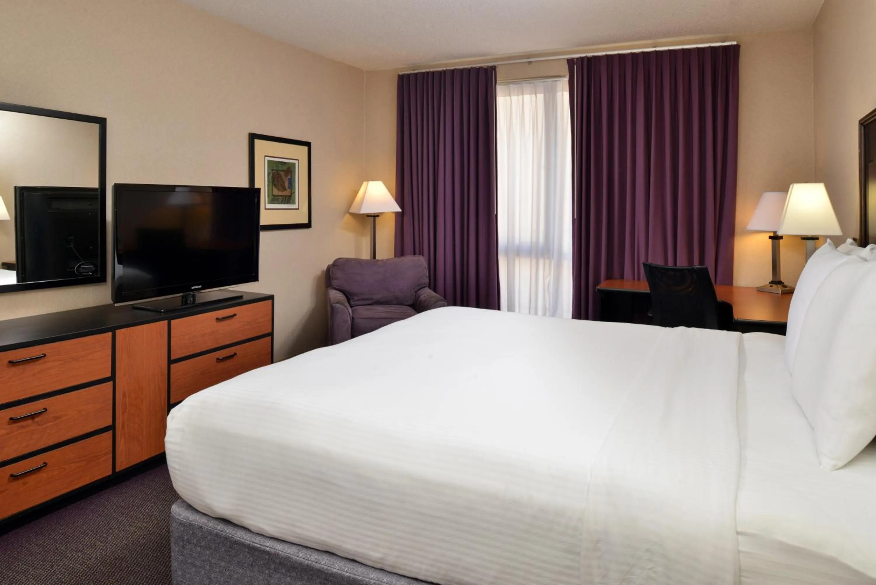 Kitchen or kitchenette, Bed in Hawthorne Inn & Conference Center