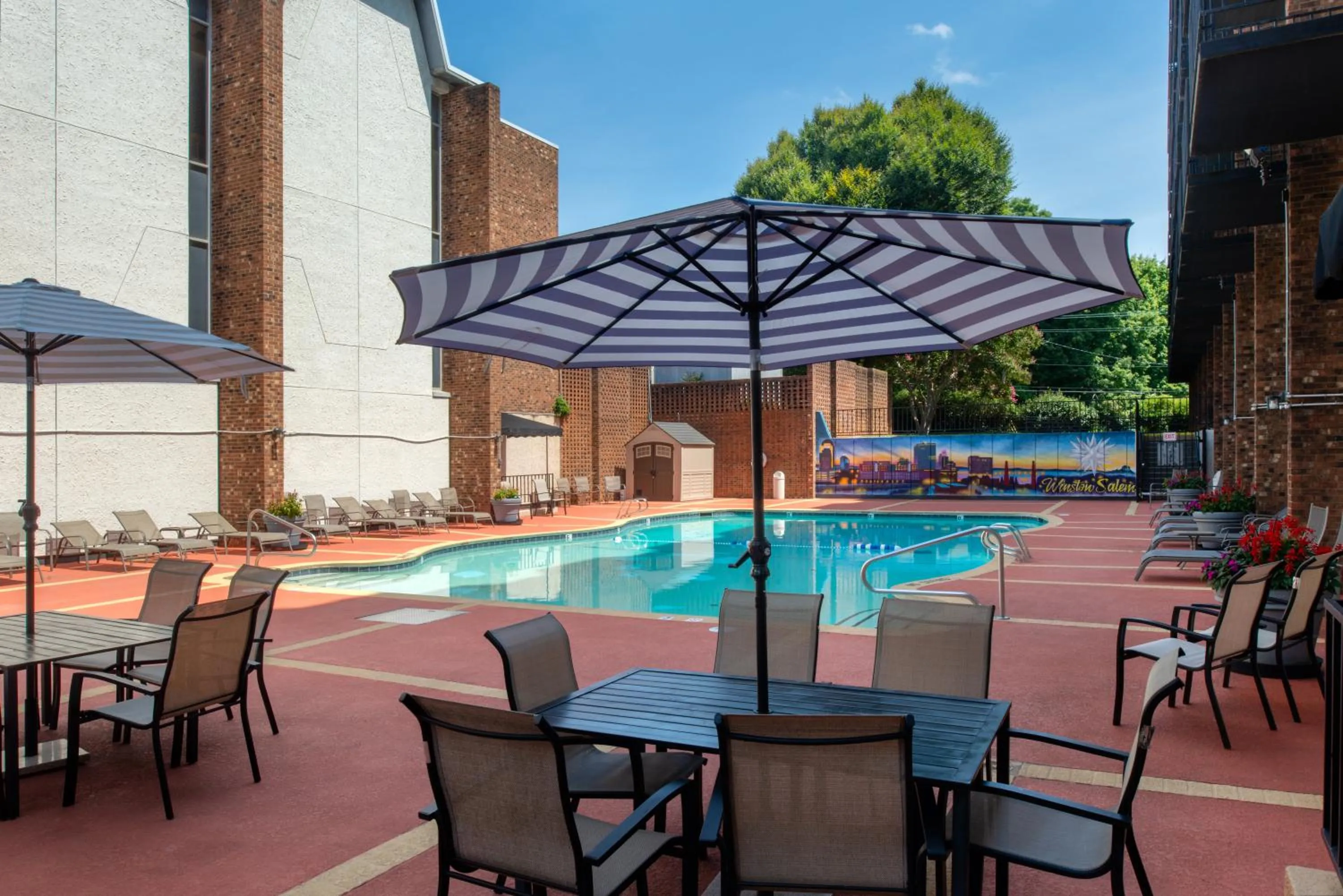 Swimming pool in Hawthorne Inn & Conference Center