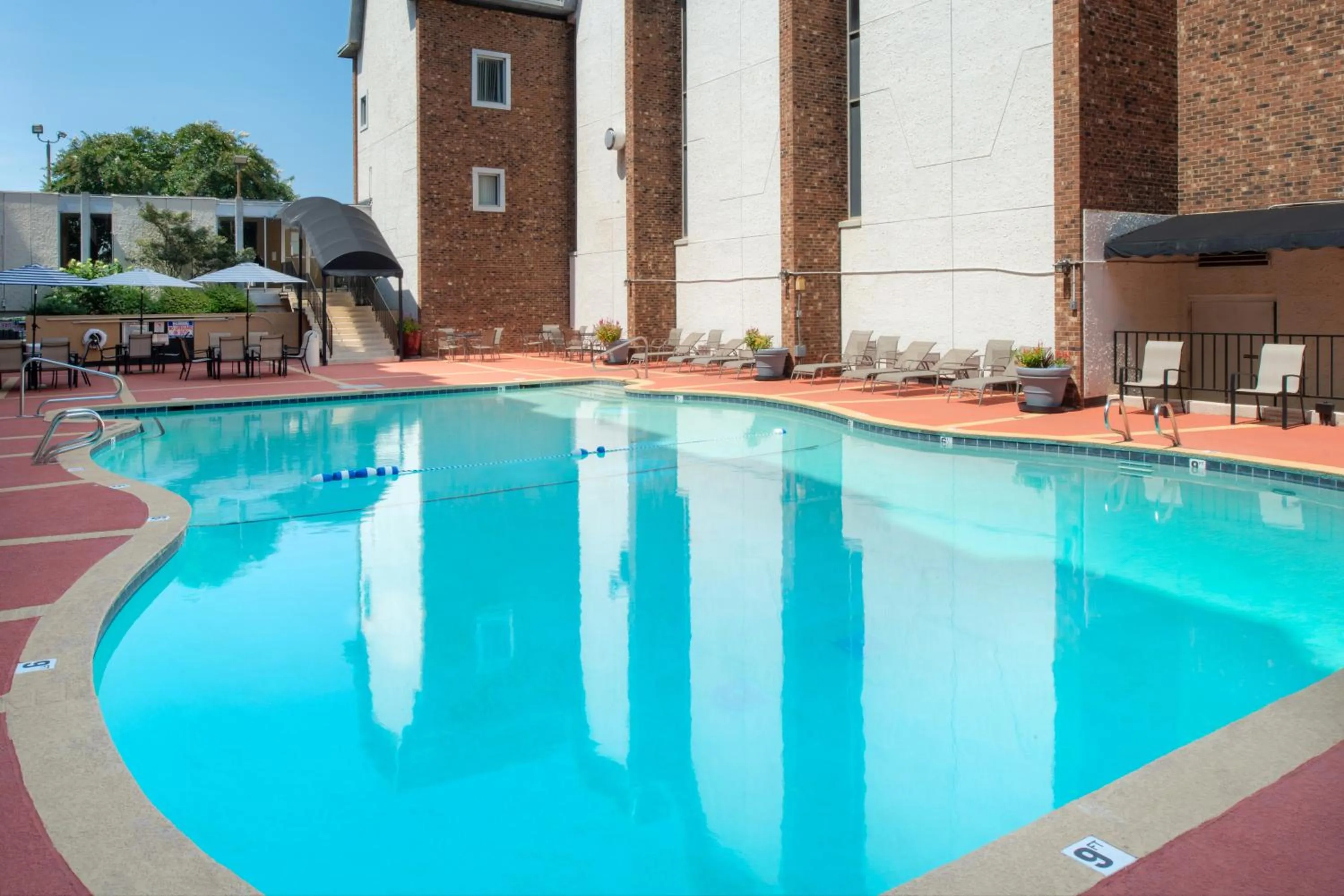 Swimming pool in Hawthorne Inn & Conference Center