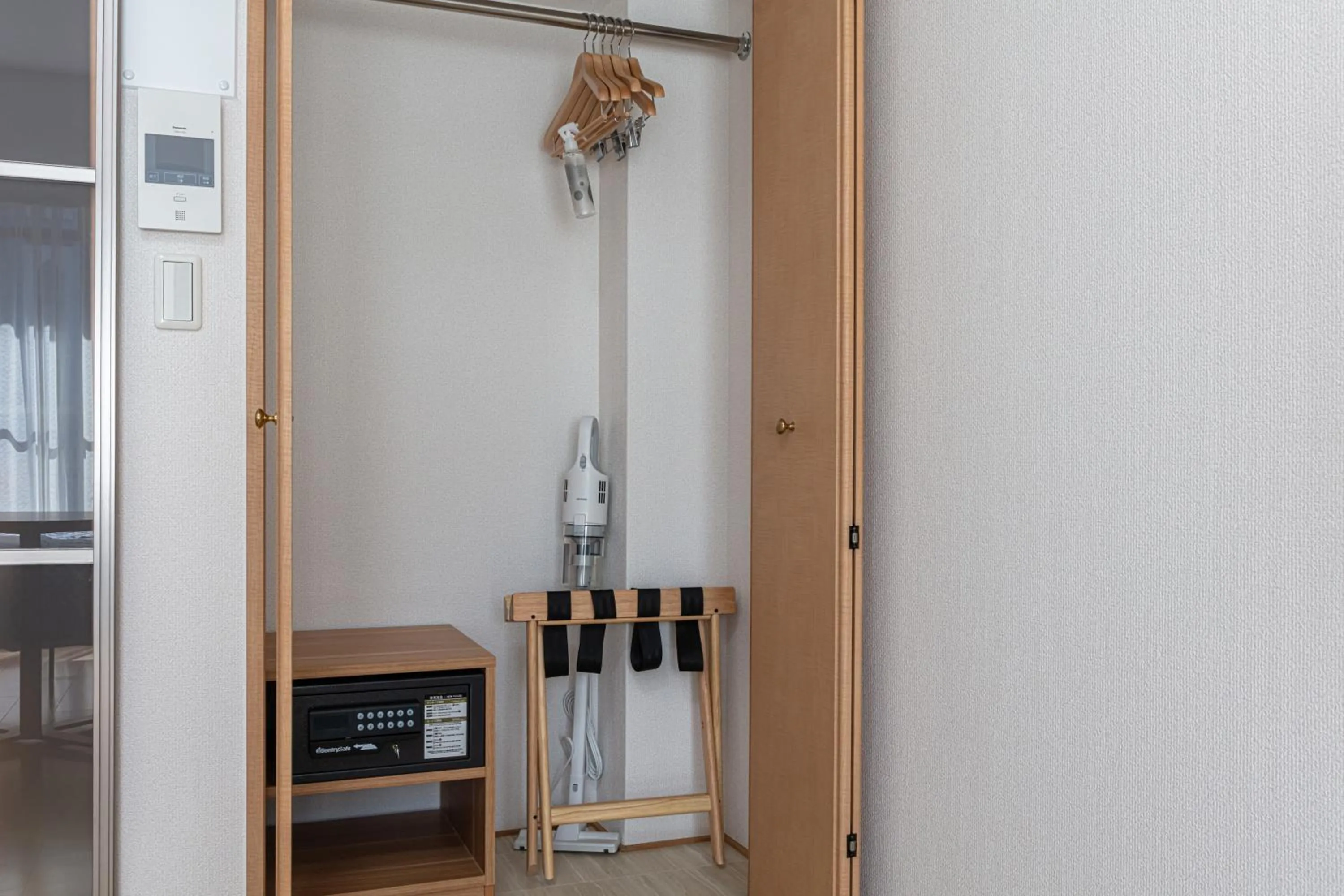 wardrobe in yksi STAY ＆ APARTMENT OSAKA