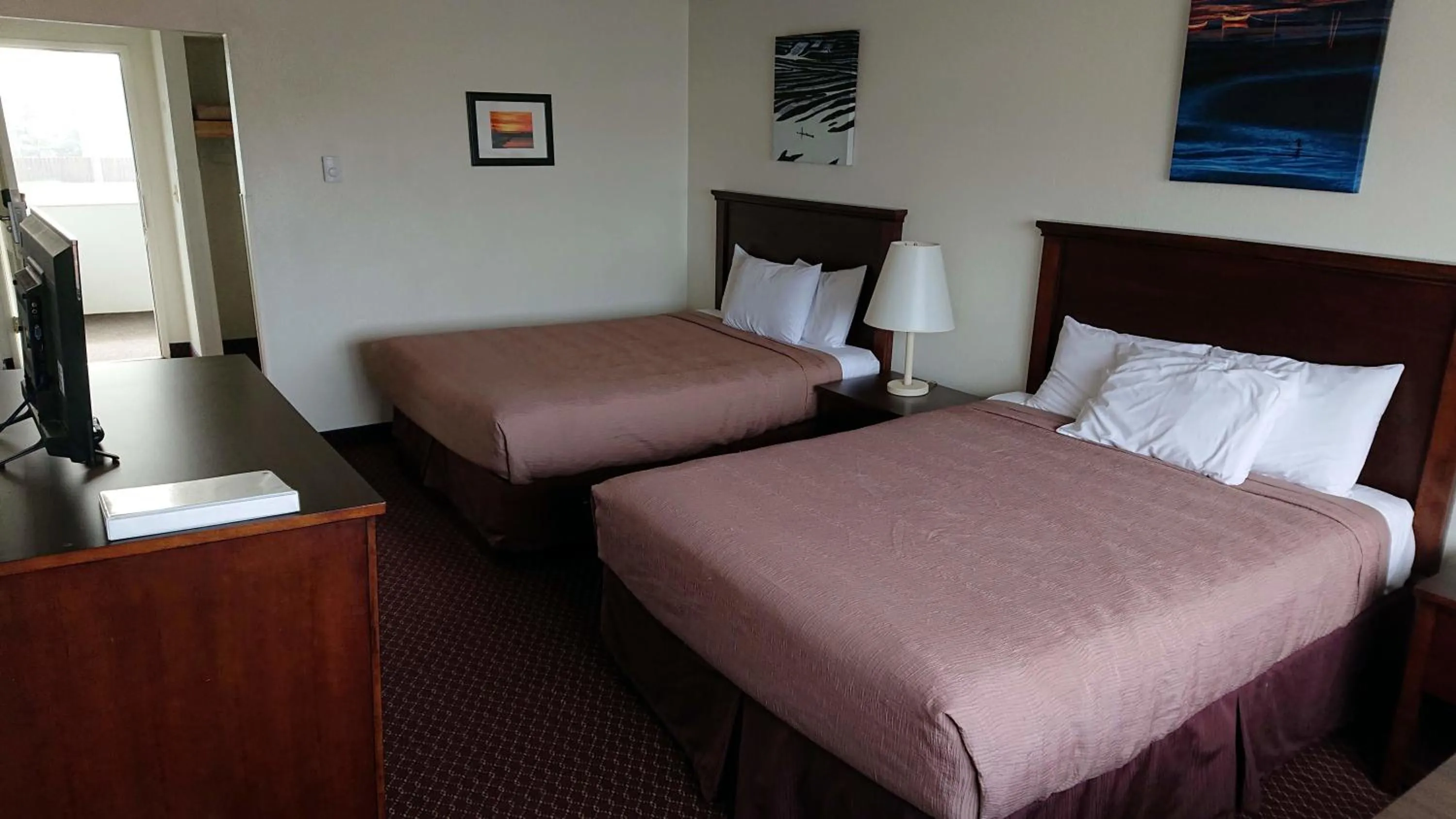 Photo of the whole room, Bed in Silver Sands