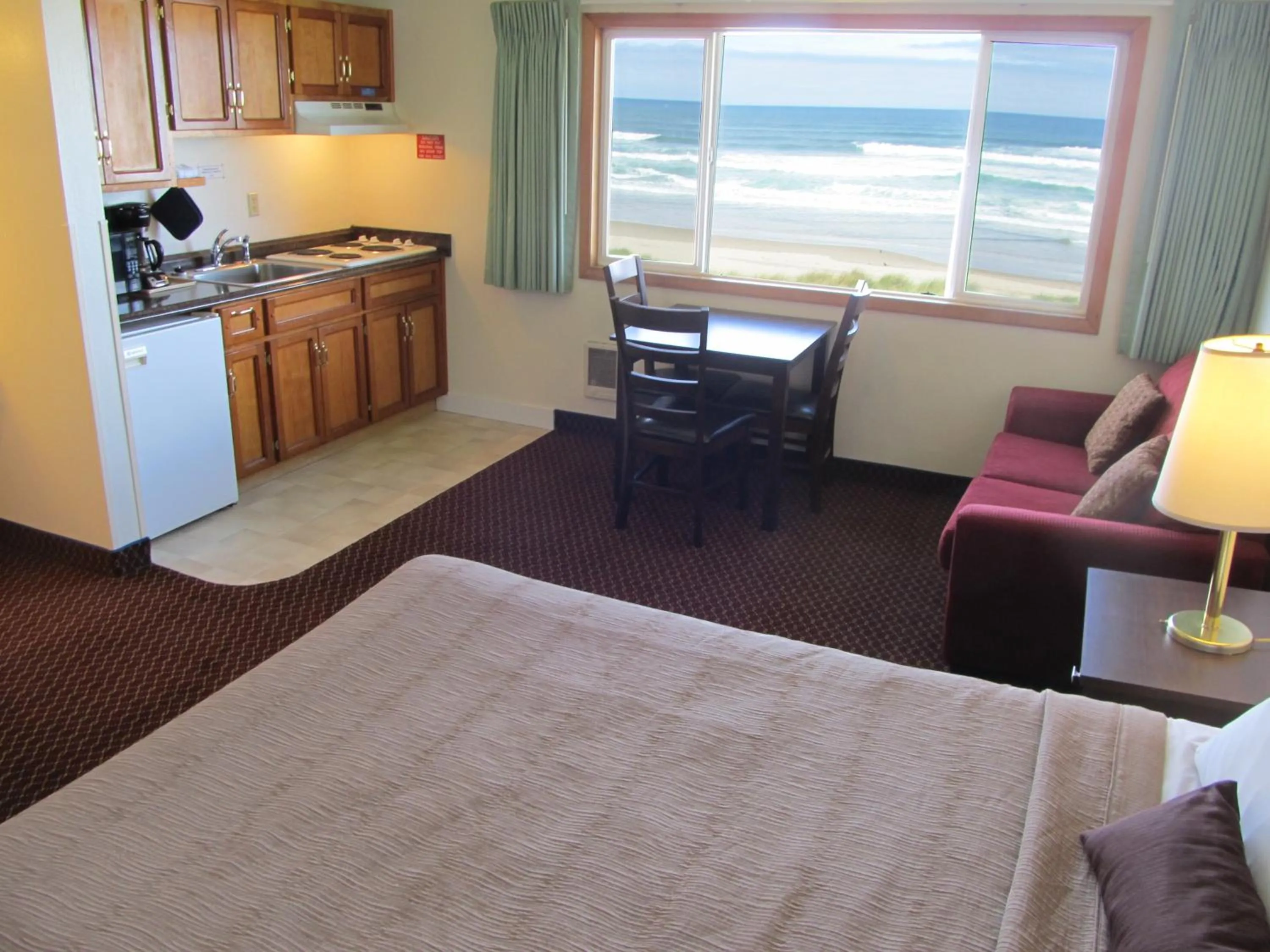 Day, Bed in Silver Sands