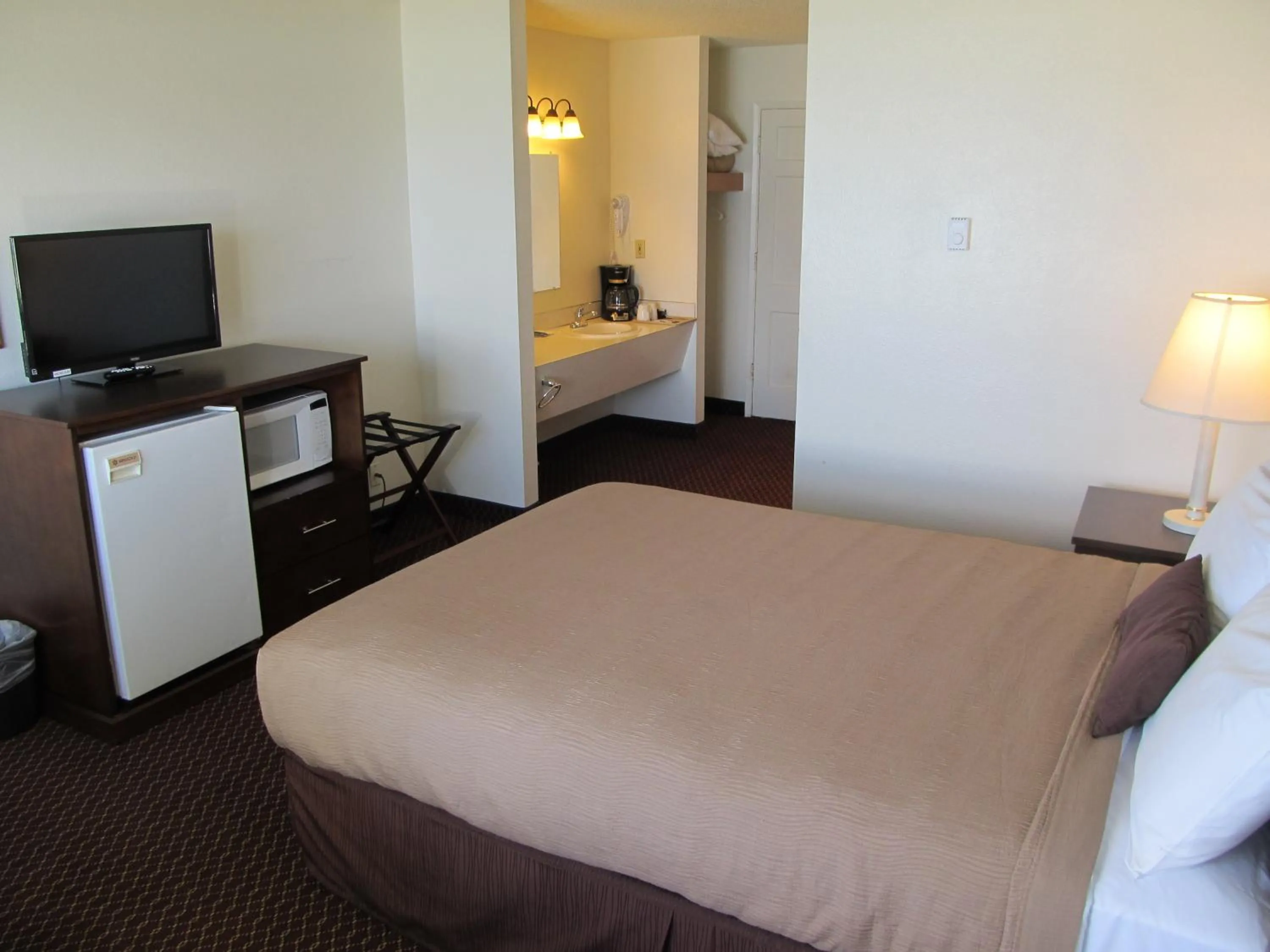 Photo of the whole room, Bed in Silver Sands
