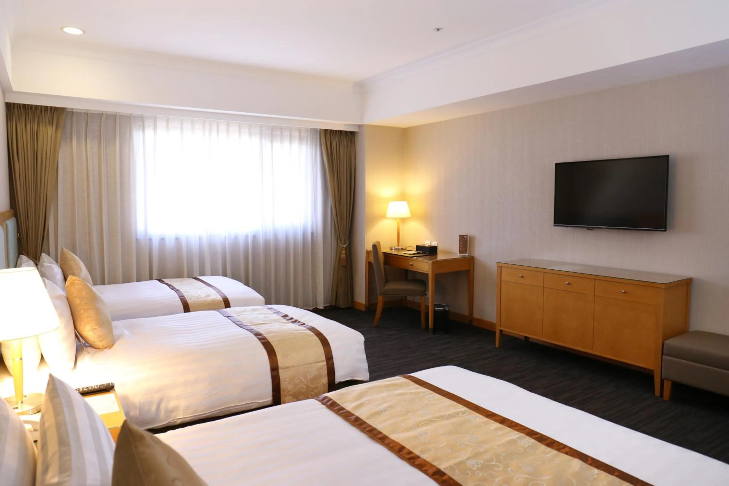 Photo of the whole room, Bed in Fushin Hotel - Tainan