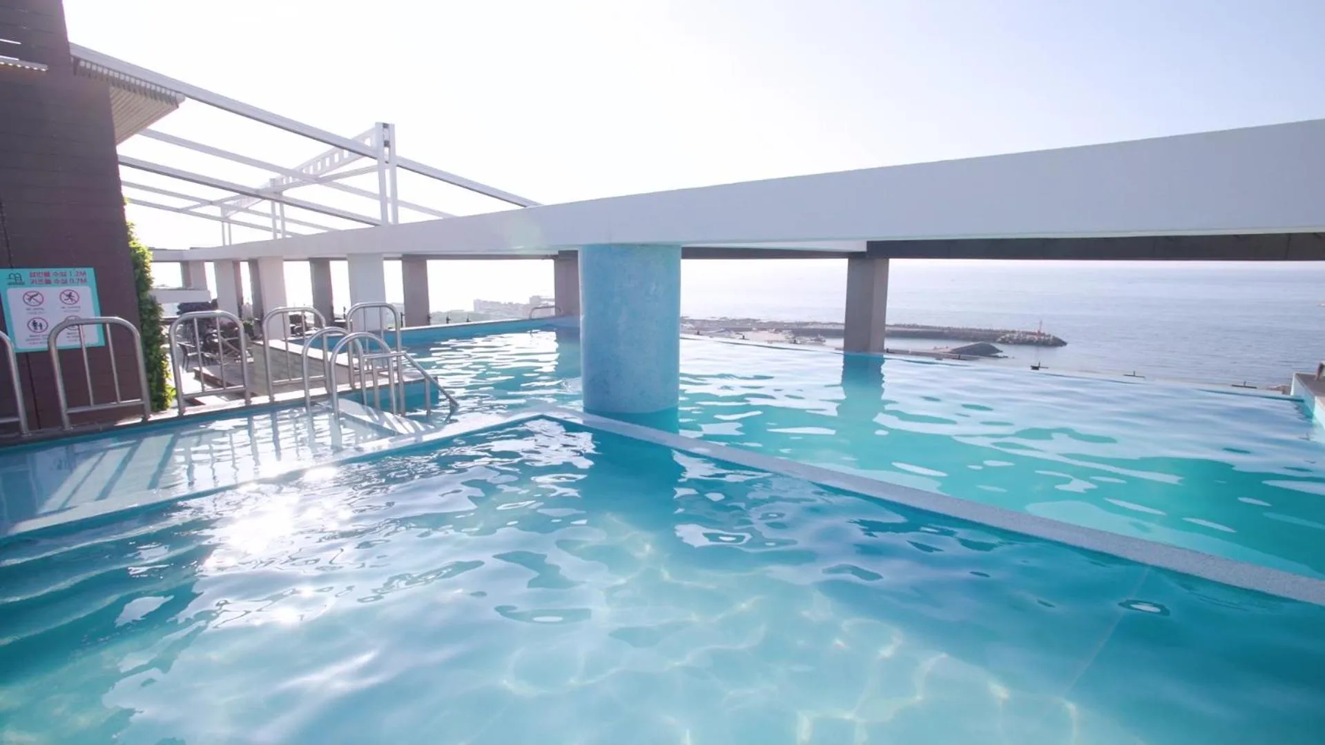 Swimming pool in Grabel Hotel Jeju