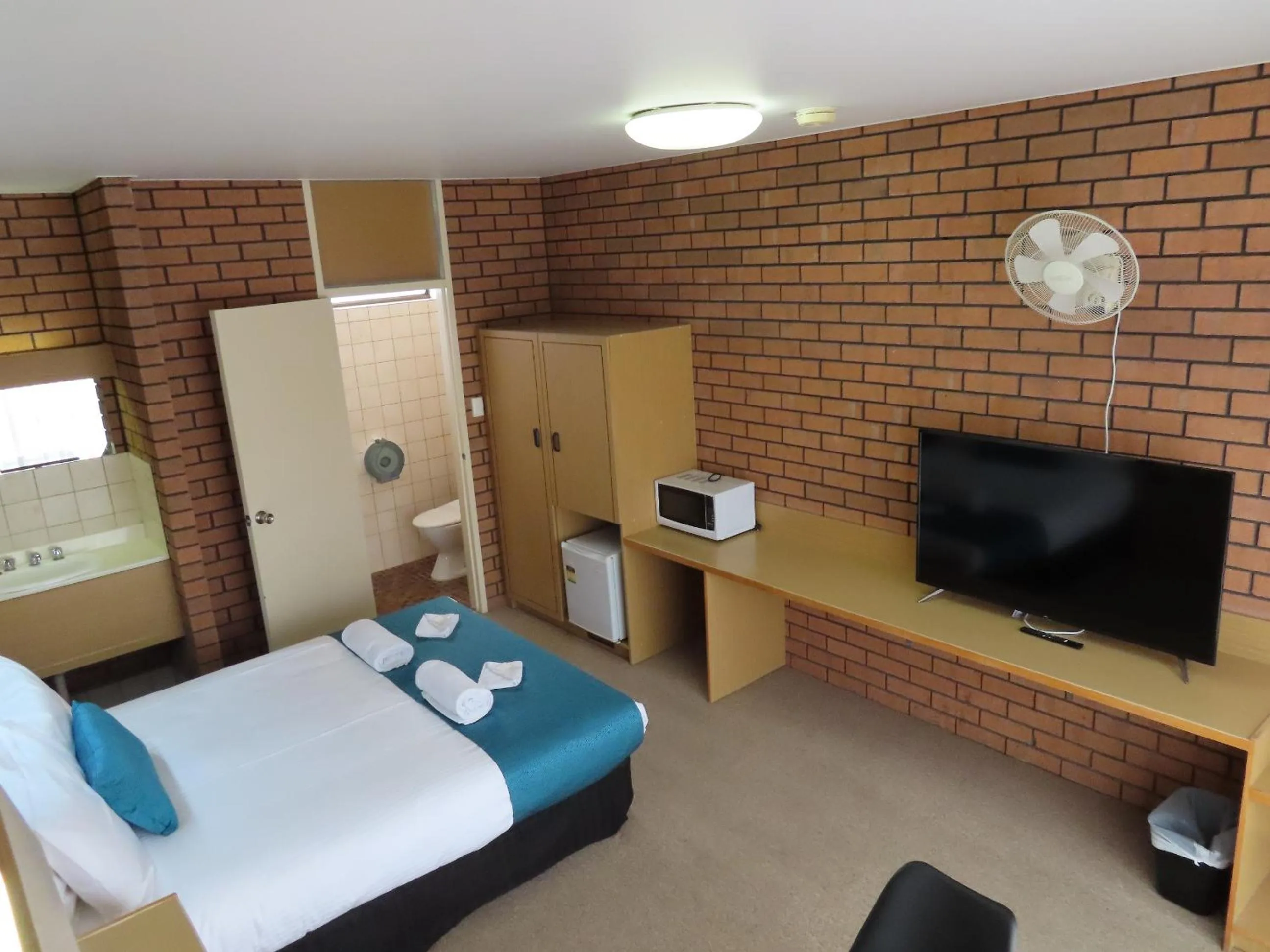 Bed in East West Motel Ceduna