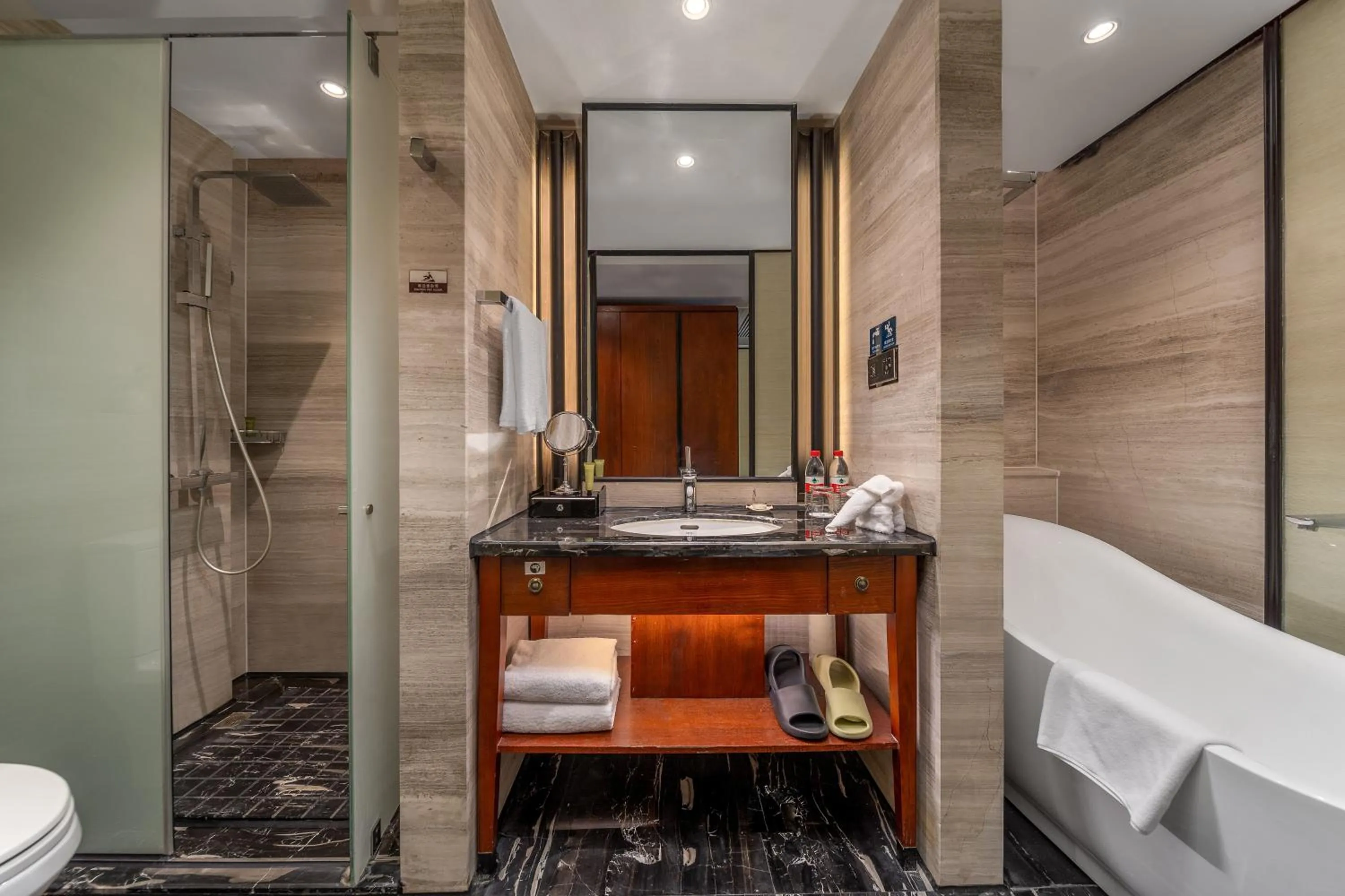 Toilet in Jolie Vue Boutique Hotel Guilin (near Elephant Trunk Hill)